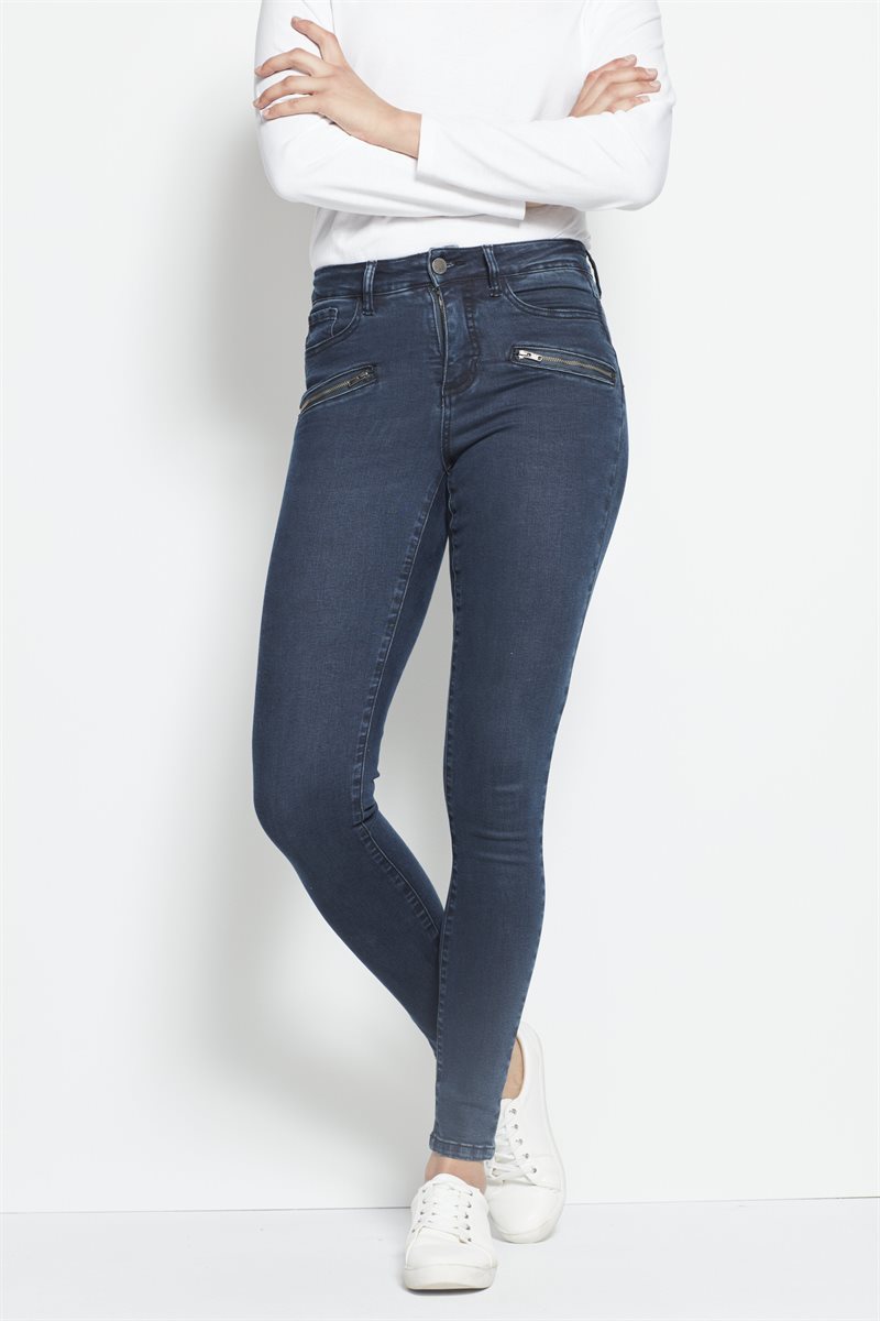 Läs mer om Smala femficksjeans i mörk denim