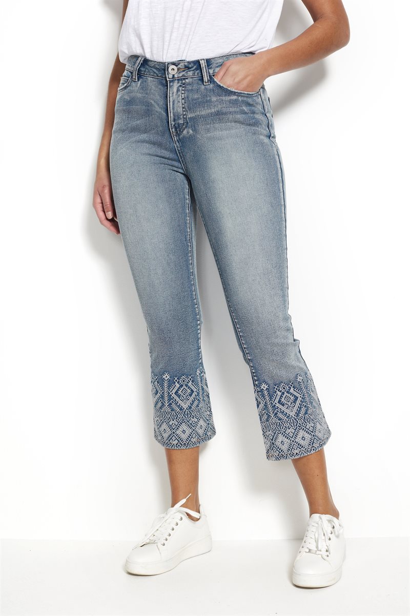 Läs mer om Korta utsvängda jeans med brodyr