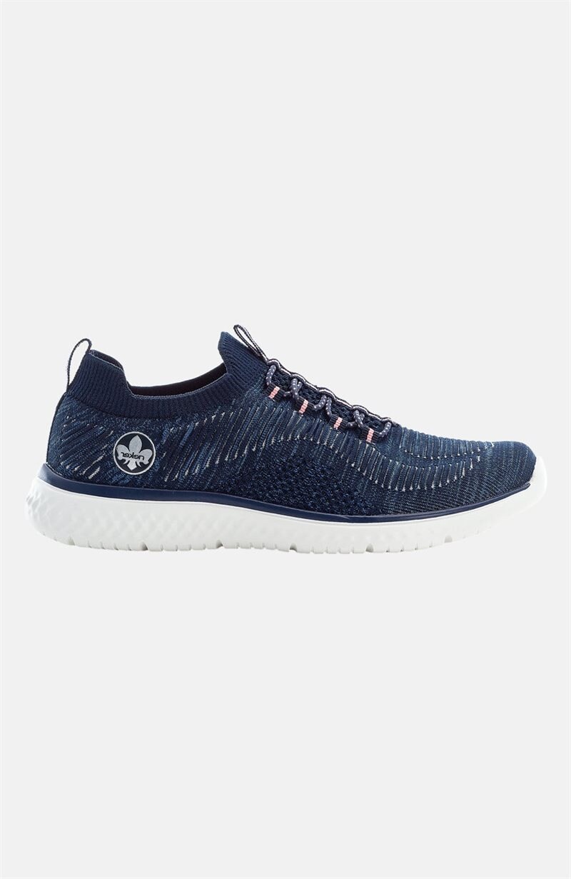 Läs mer om Stickade sneakers