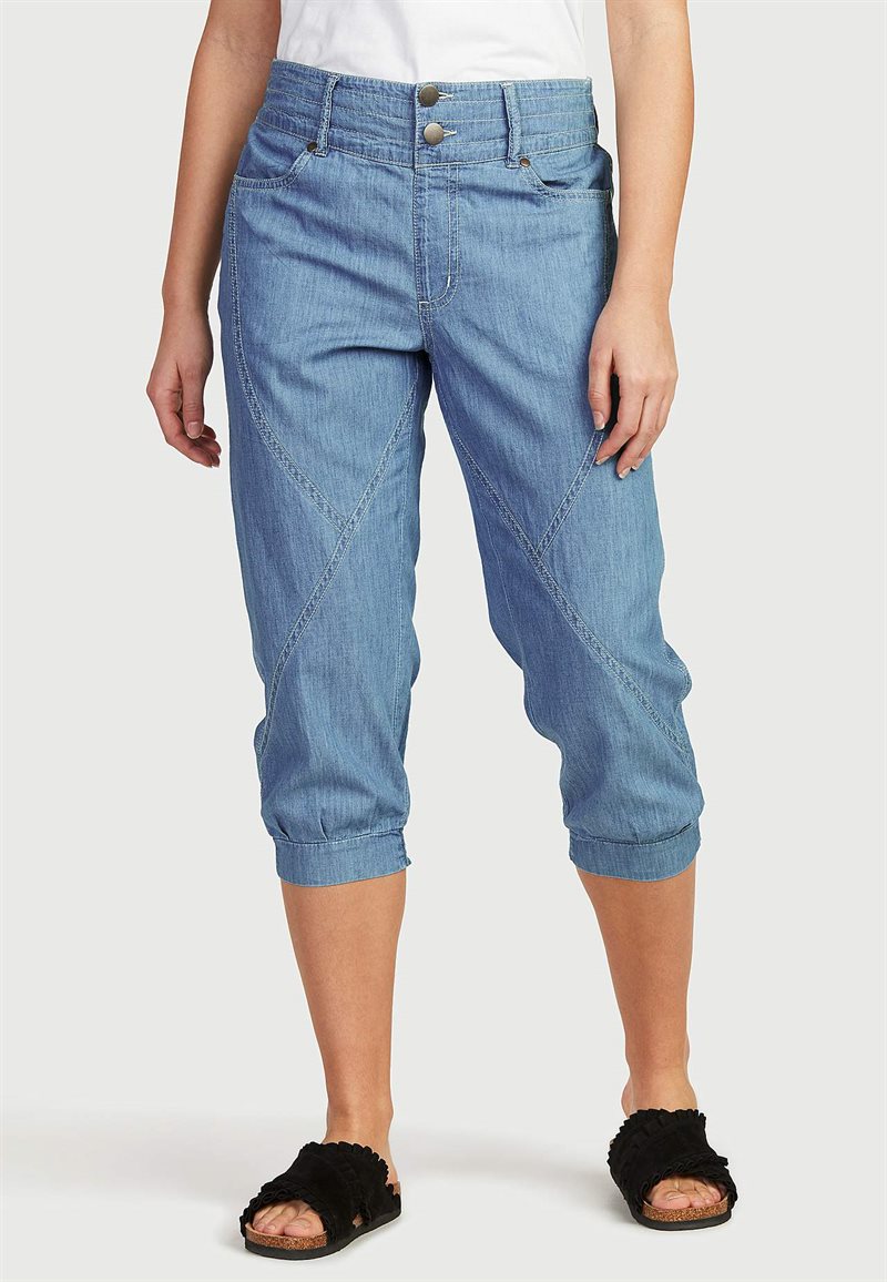 Läs mer om Rymlig capribyxa i lätt denim.