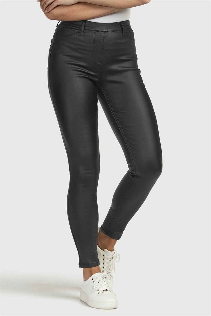 Läs mer om Stretchiga treggings med vaxad yta