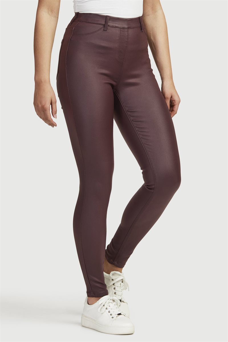 Läs mer om Stretchiga treggings med vaxad yta