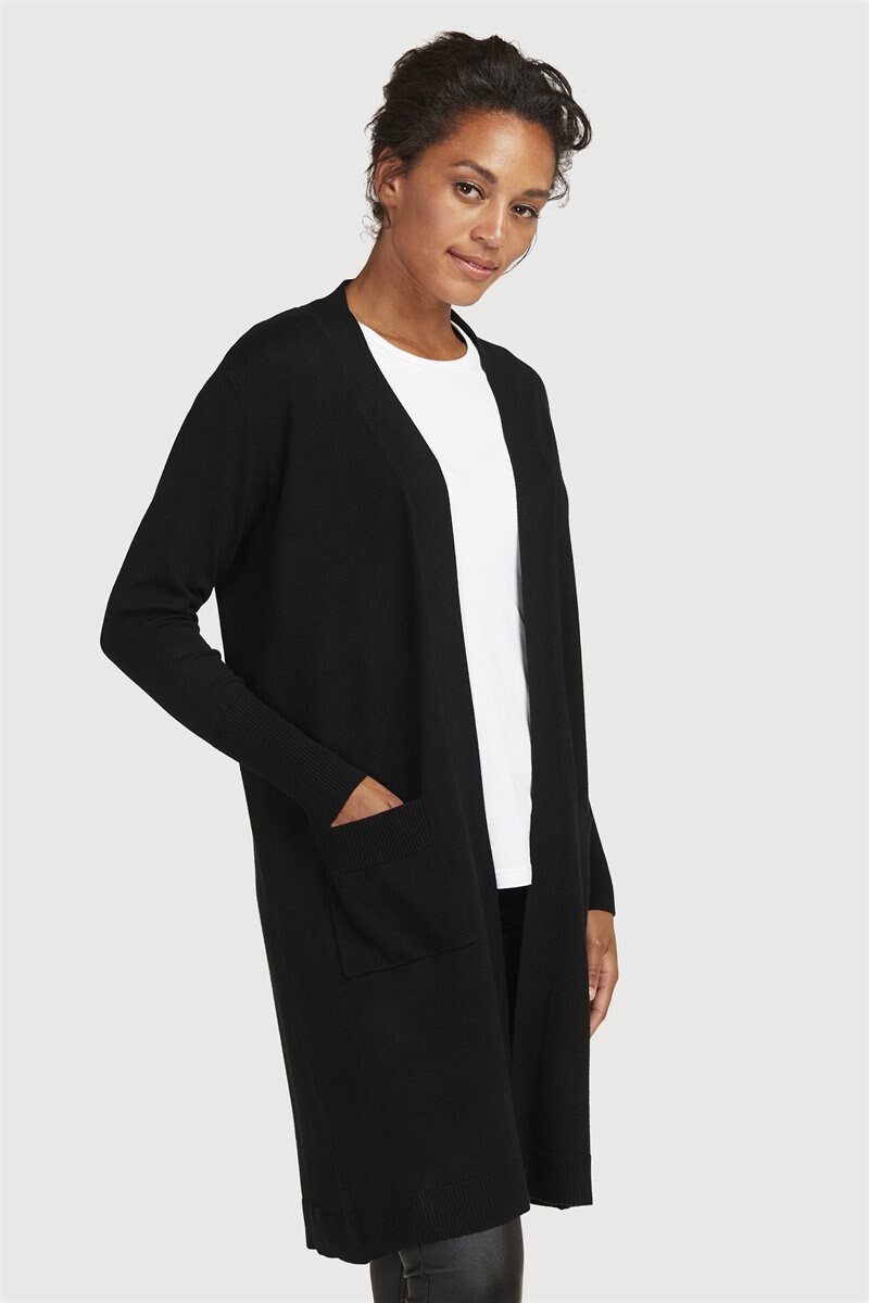 Läs mer om Finstickad lång cardigan med fickor