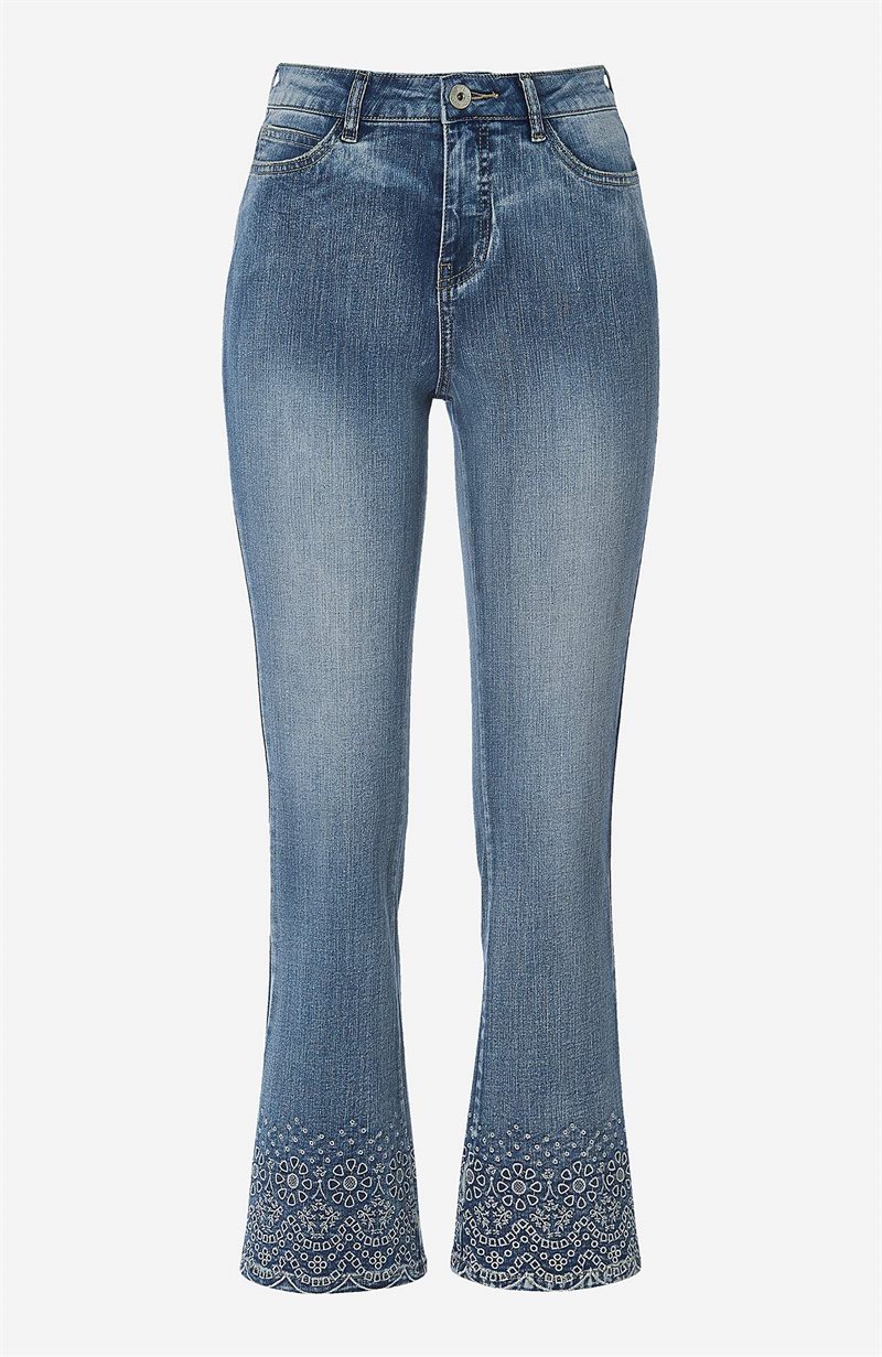 Läs mer om Utsvängda, korta jeans med broderi