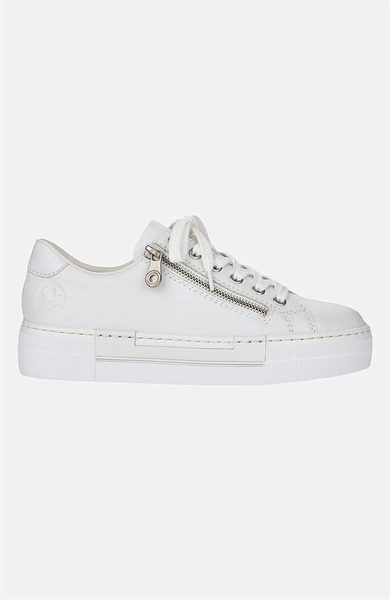 Läs mer om Sneakers