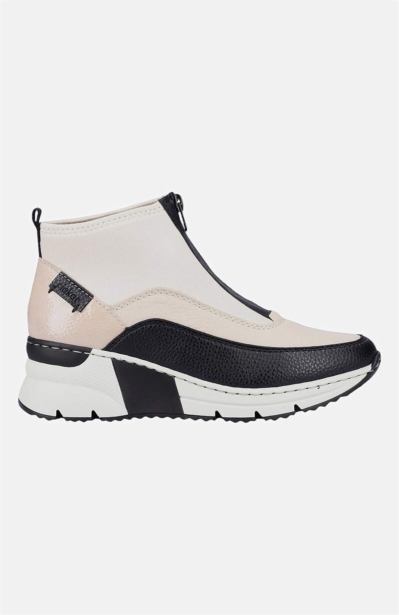 Läs mer om Sneakerkänga med kilklack