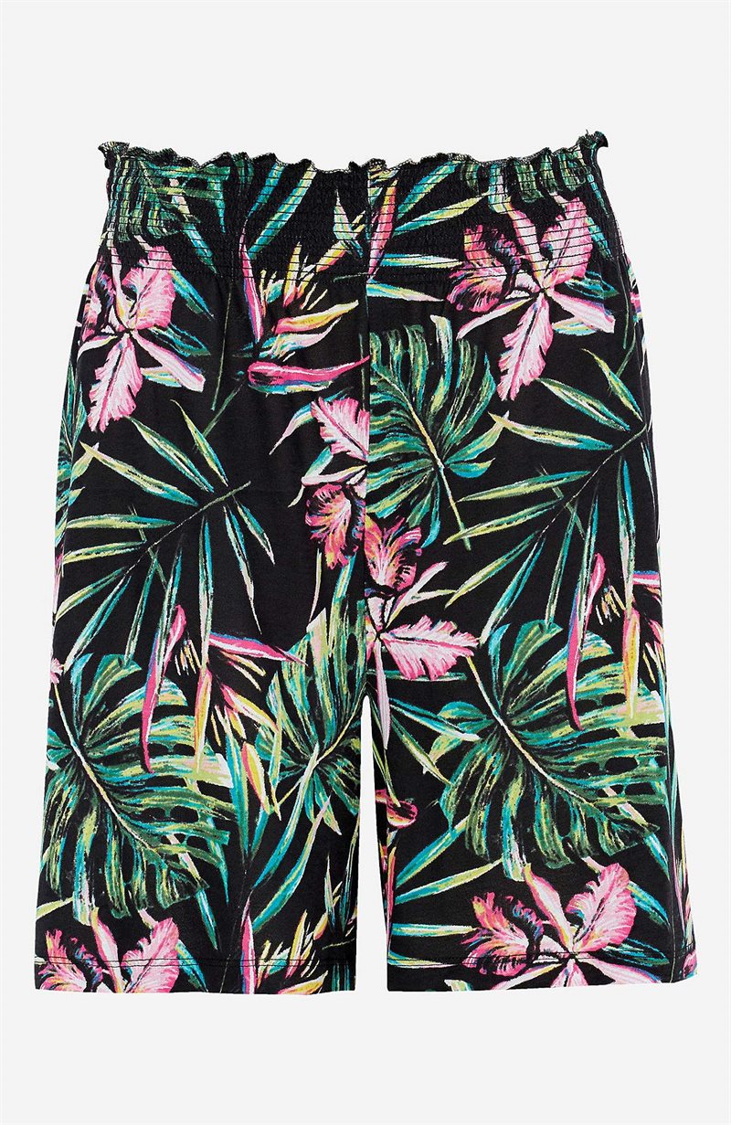 Läs mer om Shorts i trikå med smocklinning