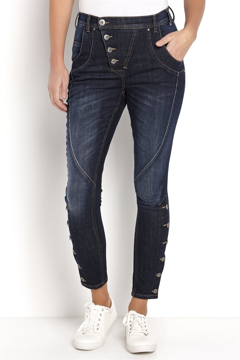 Läs mer om Boyfriendjeans med knappgylf