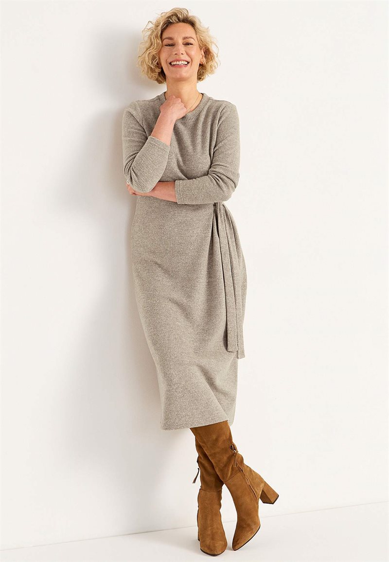 Supermjuk klänning med knytband 32010