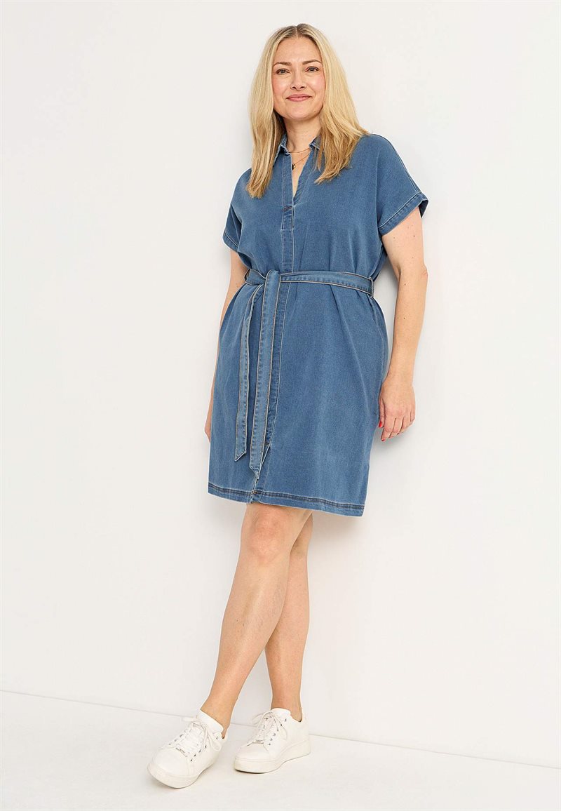 Kort jeansklänning med knytbälte Olina 24890