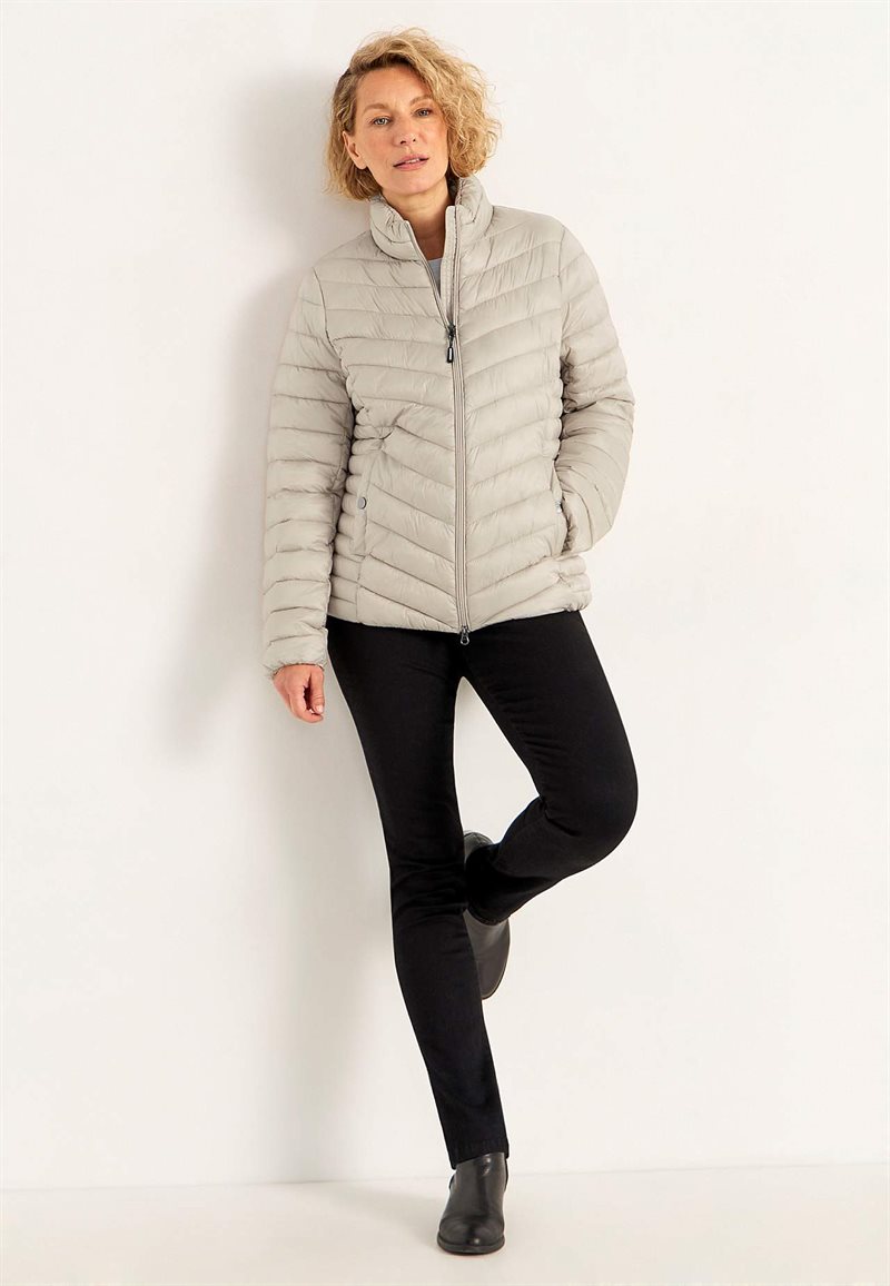 Praktisk, snygg lättviktsjacka 27780