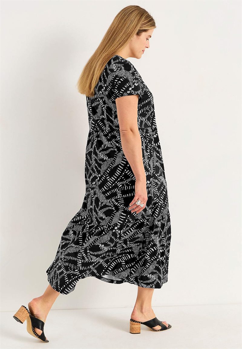 Mönstrad trikåklänning med volang Matilda 26870