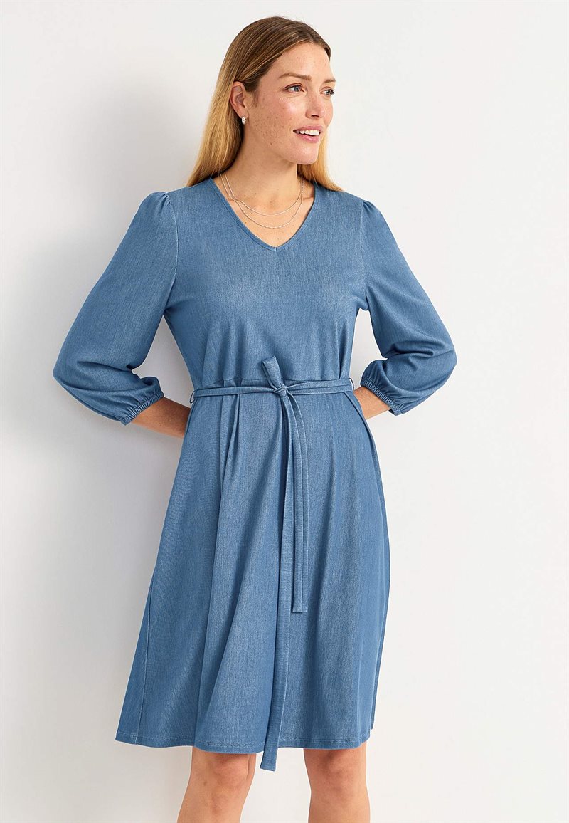 Klänning i denimtrikå med knytskärp Denise 28538
