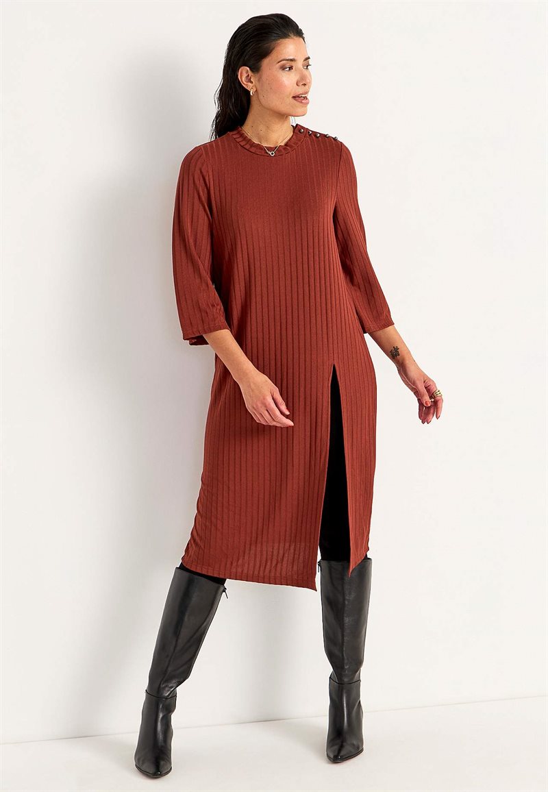 Ribbad trikåklänning med hög slits 33023