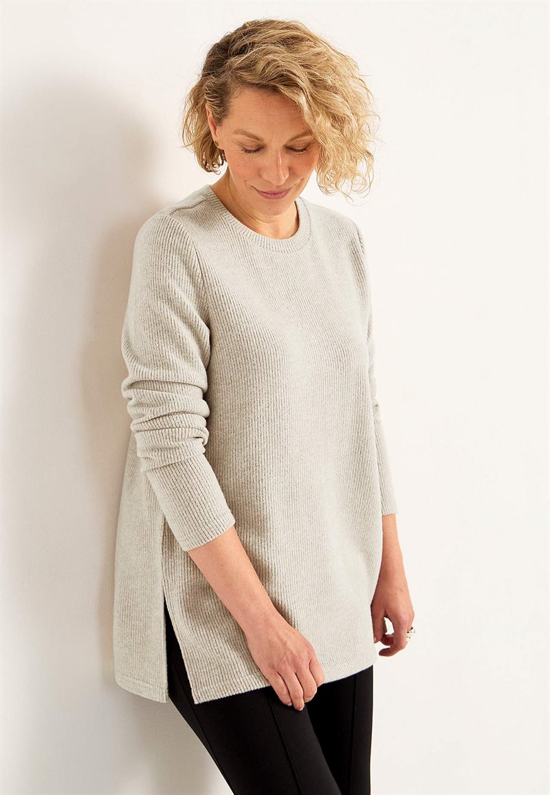 Supermjuk tröja med slitsar