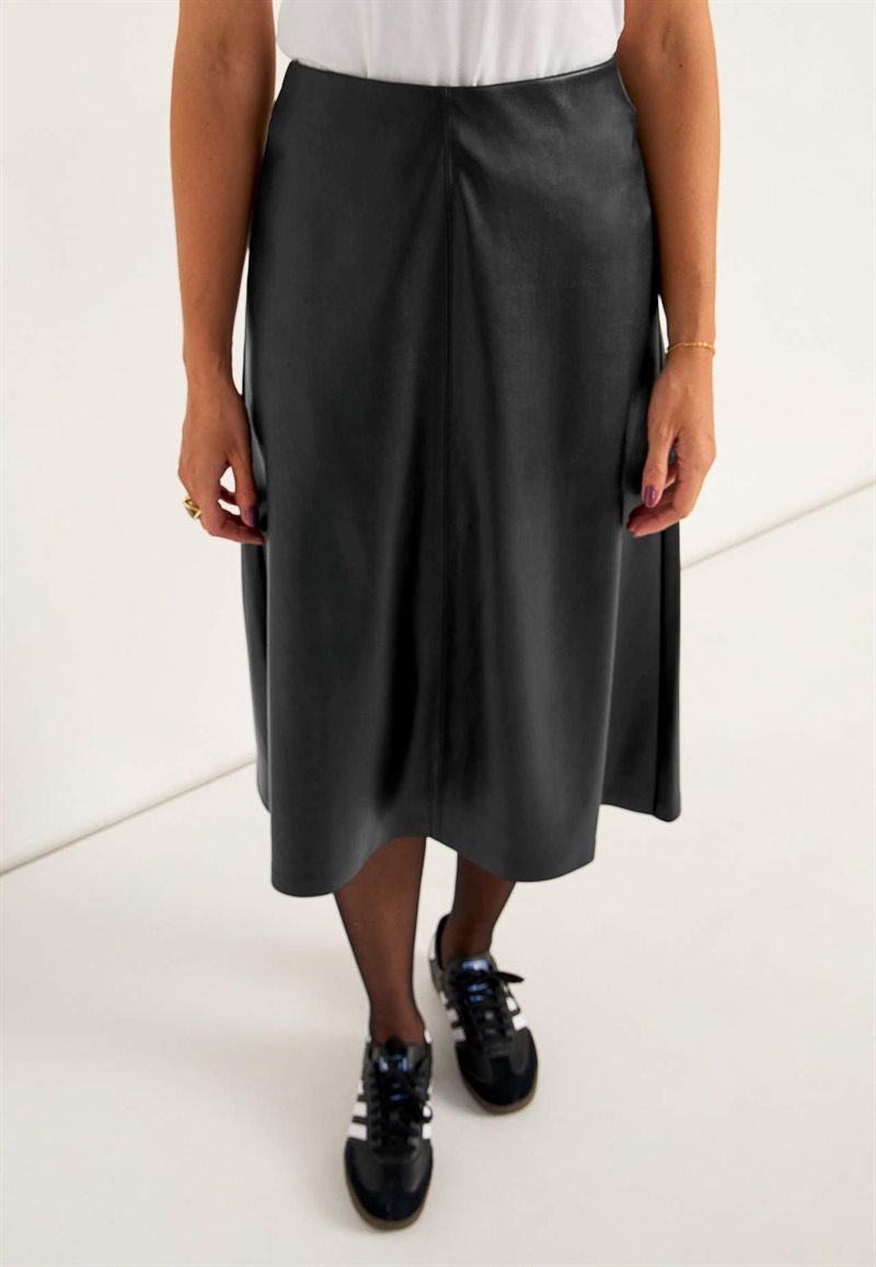 Stretchig kjol i skinnimitation