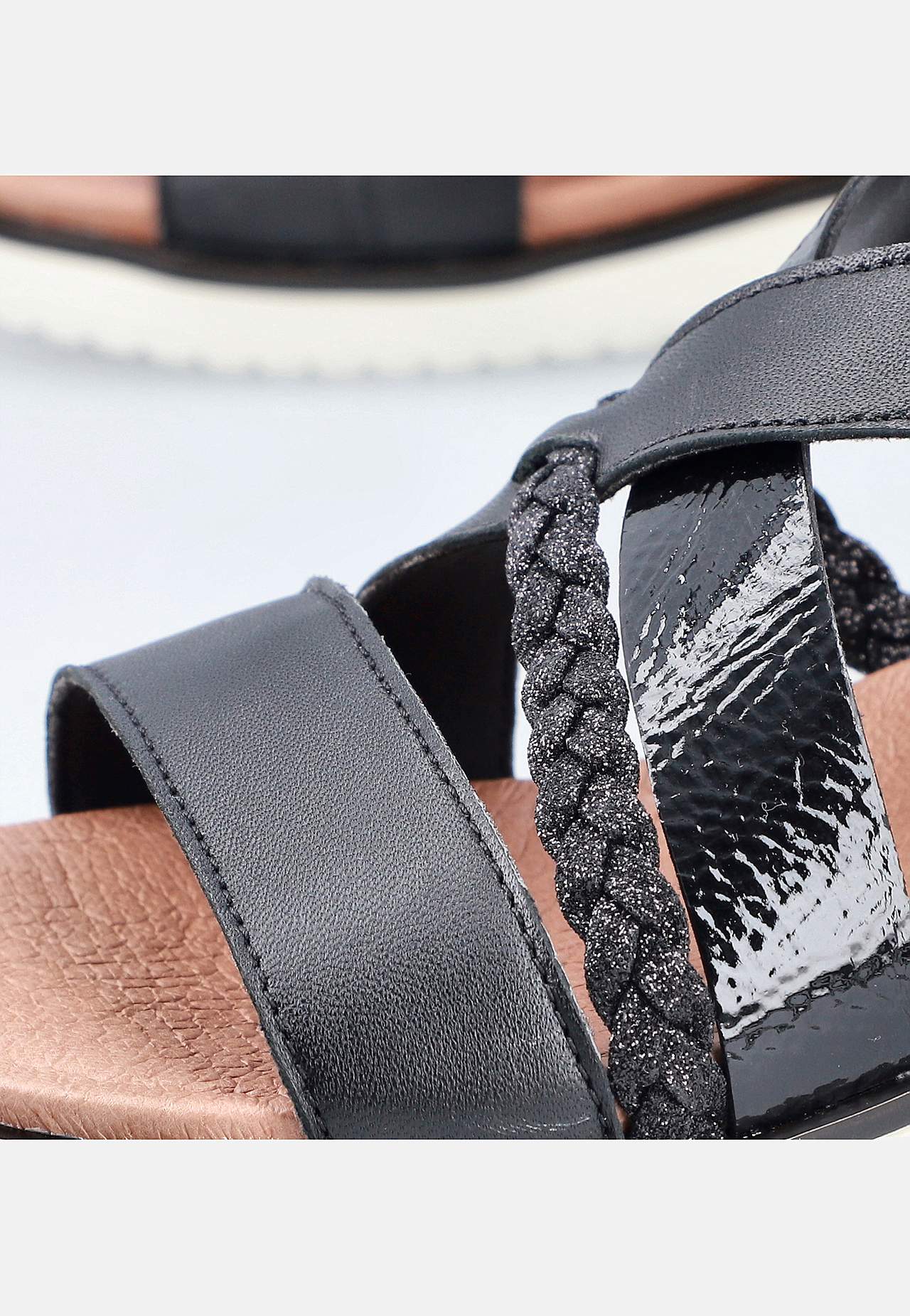 Sandal med svarta remmar