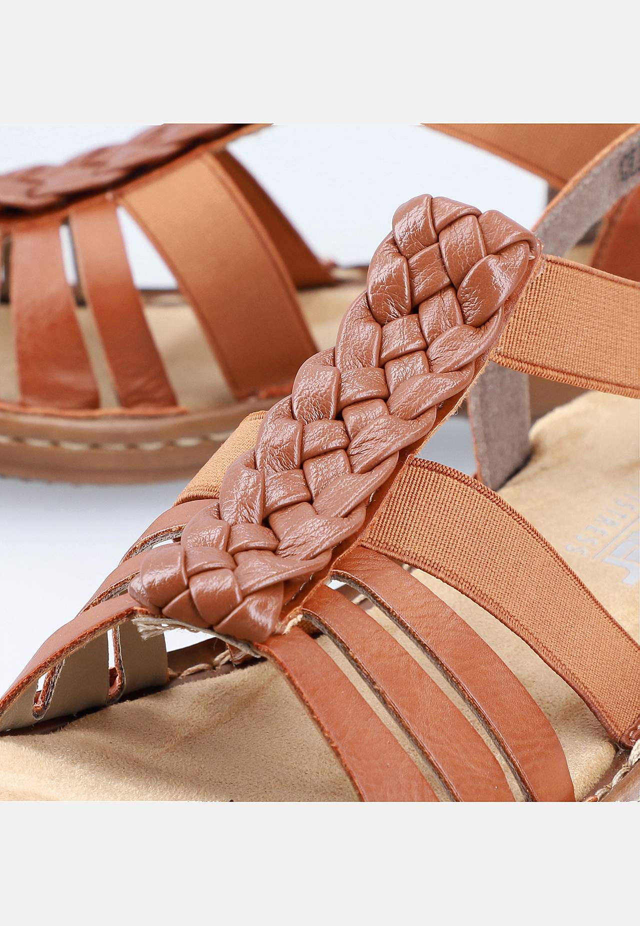 Sandal med flätdetaljer