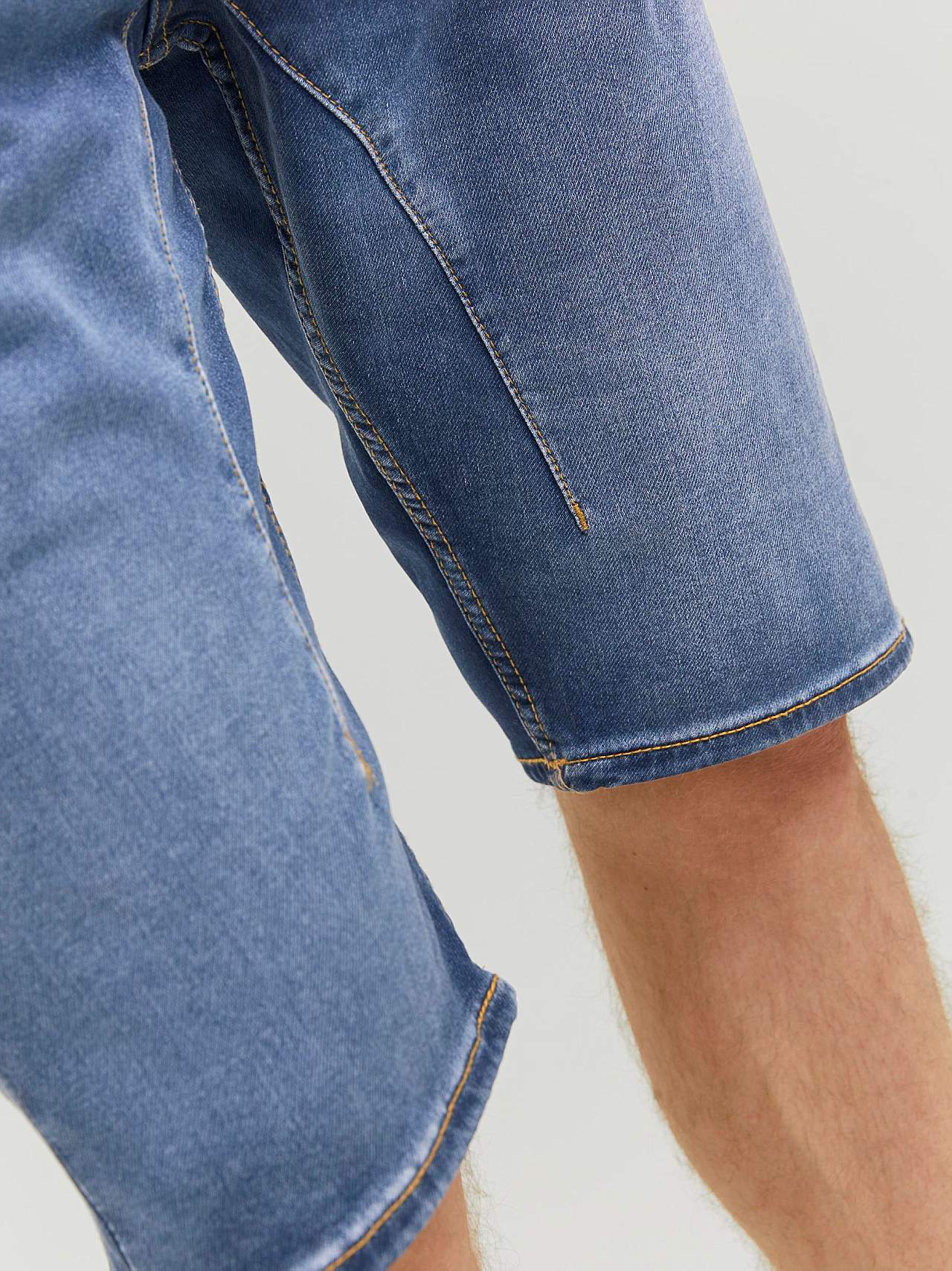 Långa, superstretchiga jeansshorts Scale 608