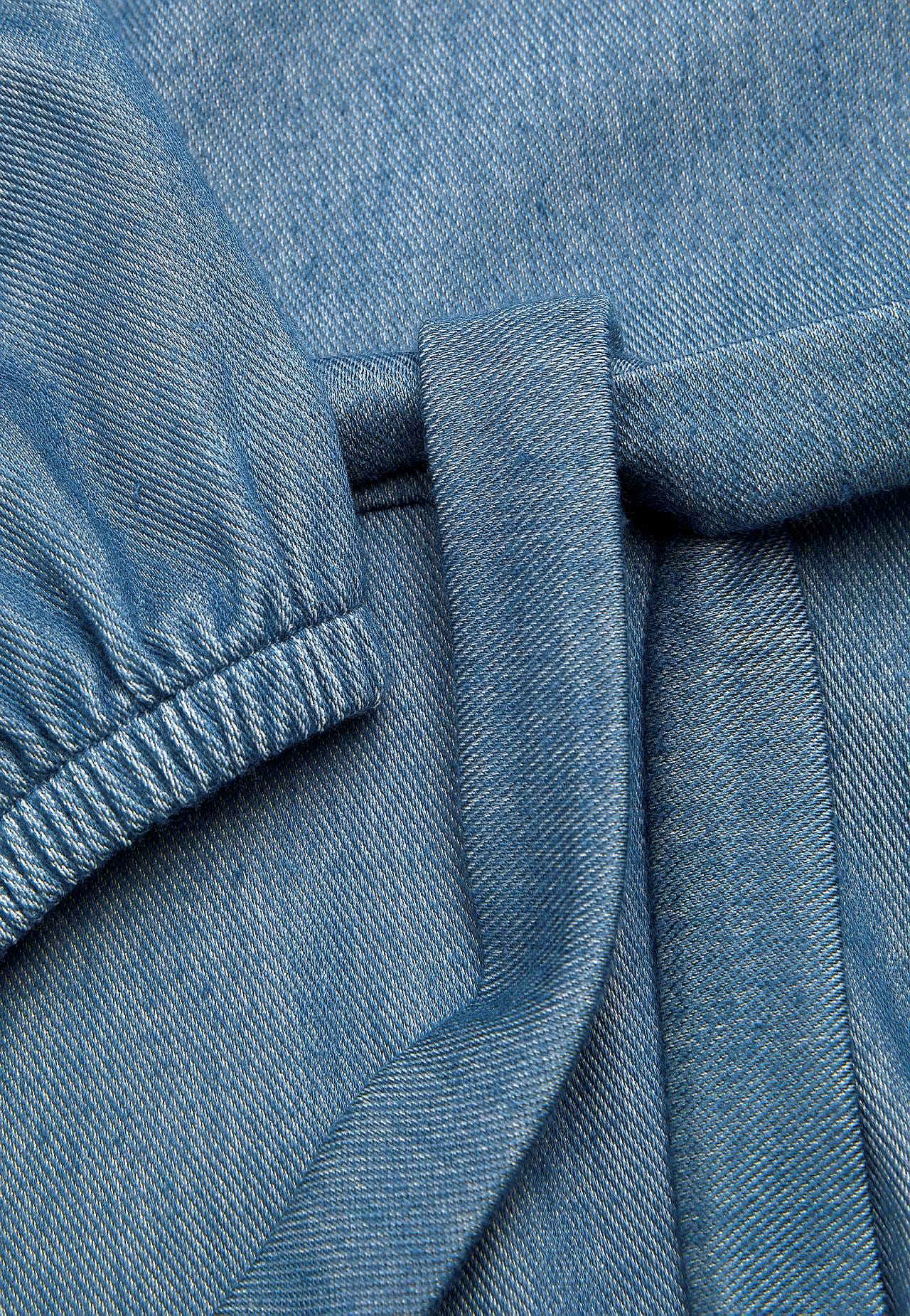 Klänning i denimtrikå med knytskärp