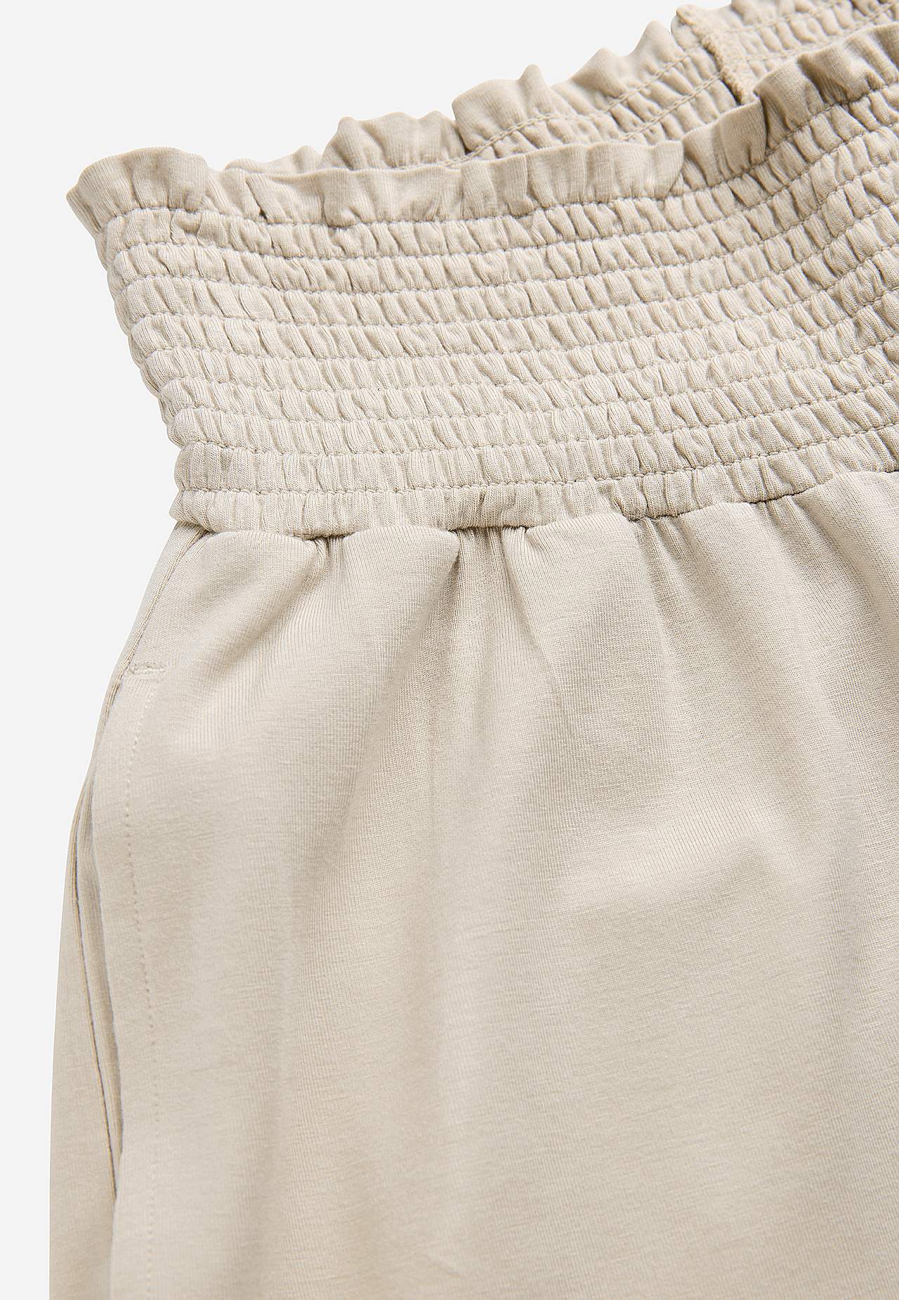 Mjuk trikåbyxa med smockad resårmidja Liv