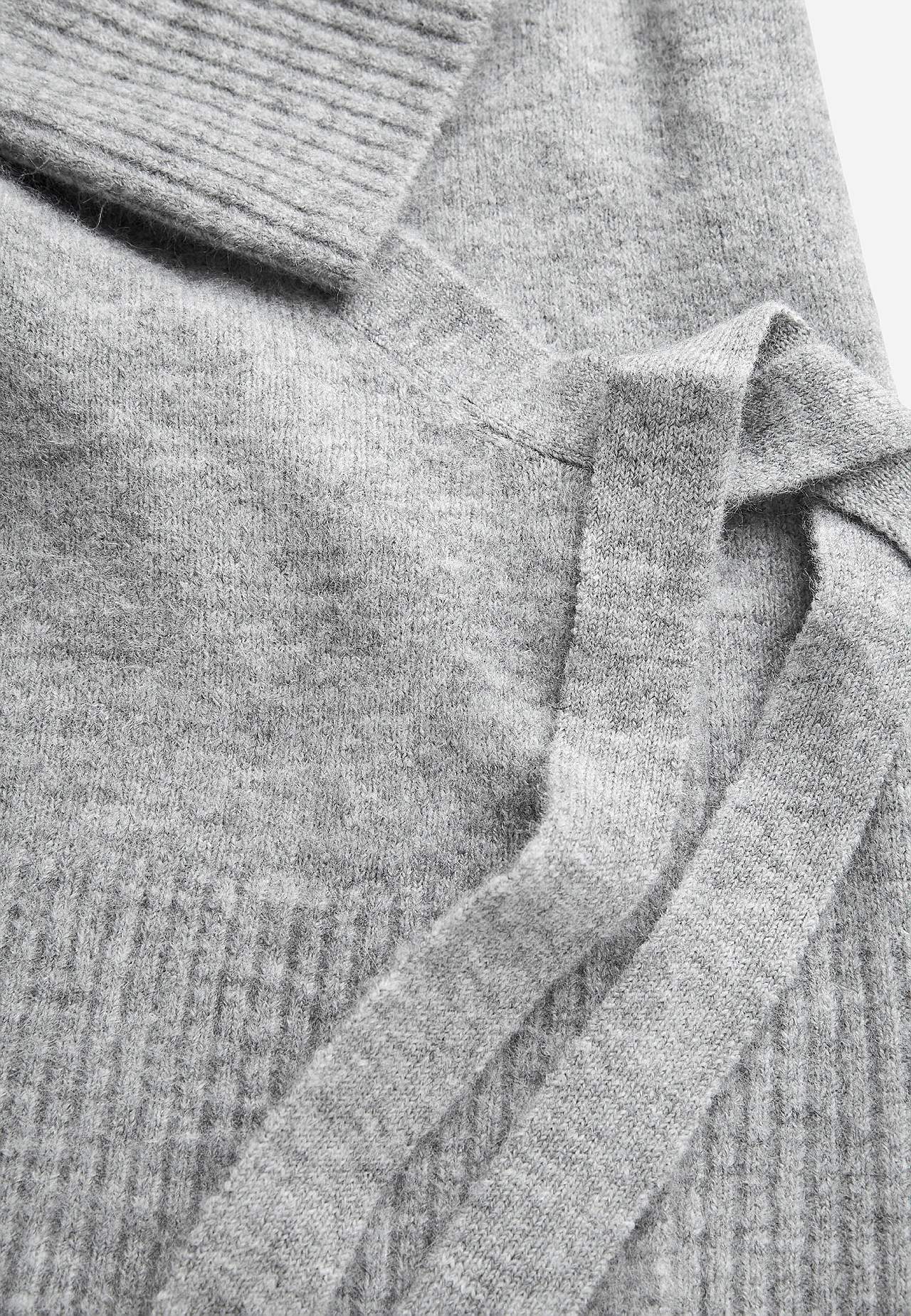 Stickad cardigan med omlottdesign