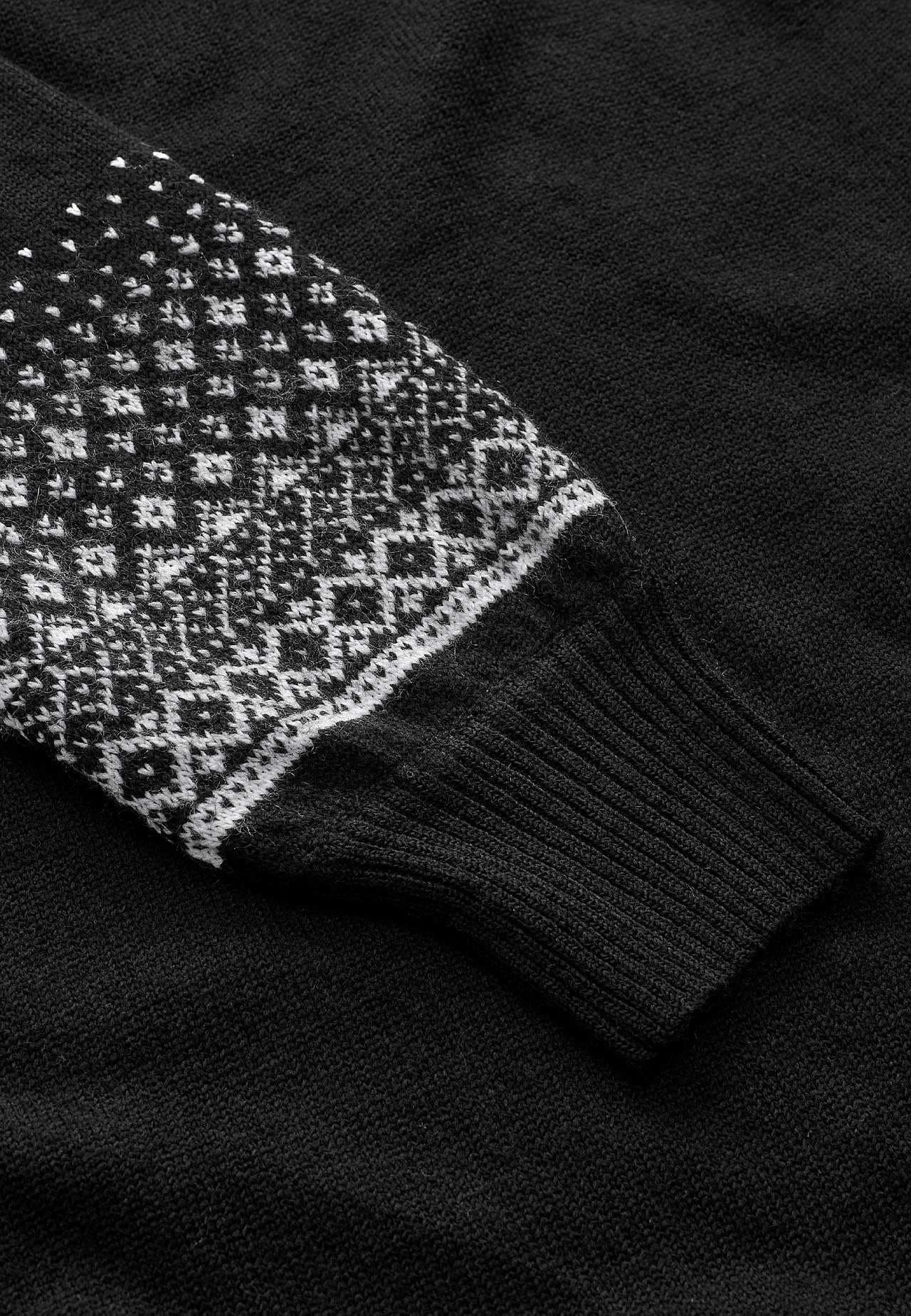 Stickad klänning med jacquardmönstrade ärmar