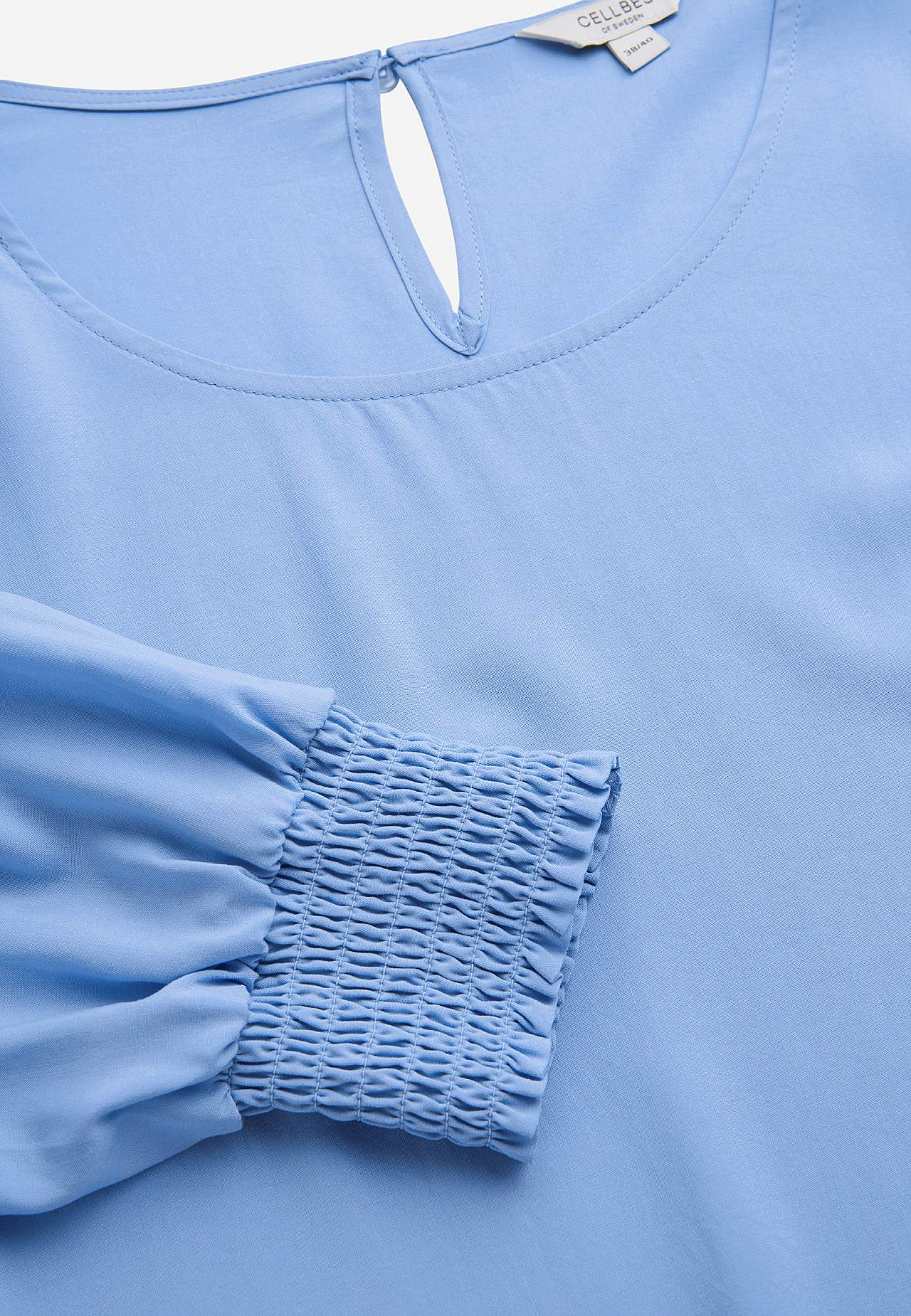 Blus med smock i ärmsluten