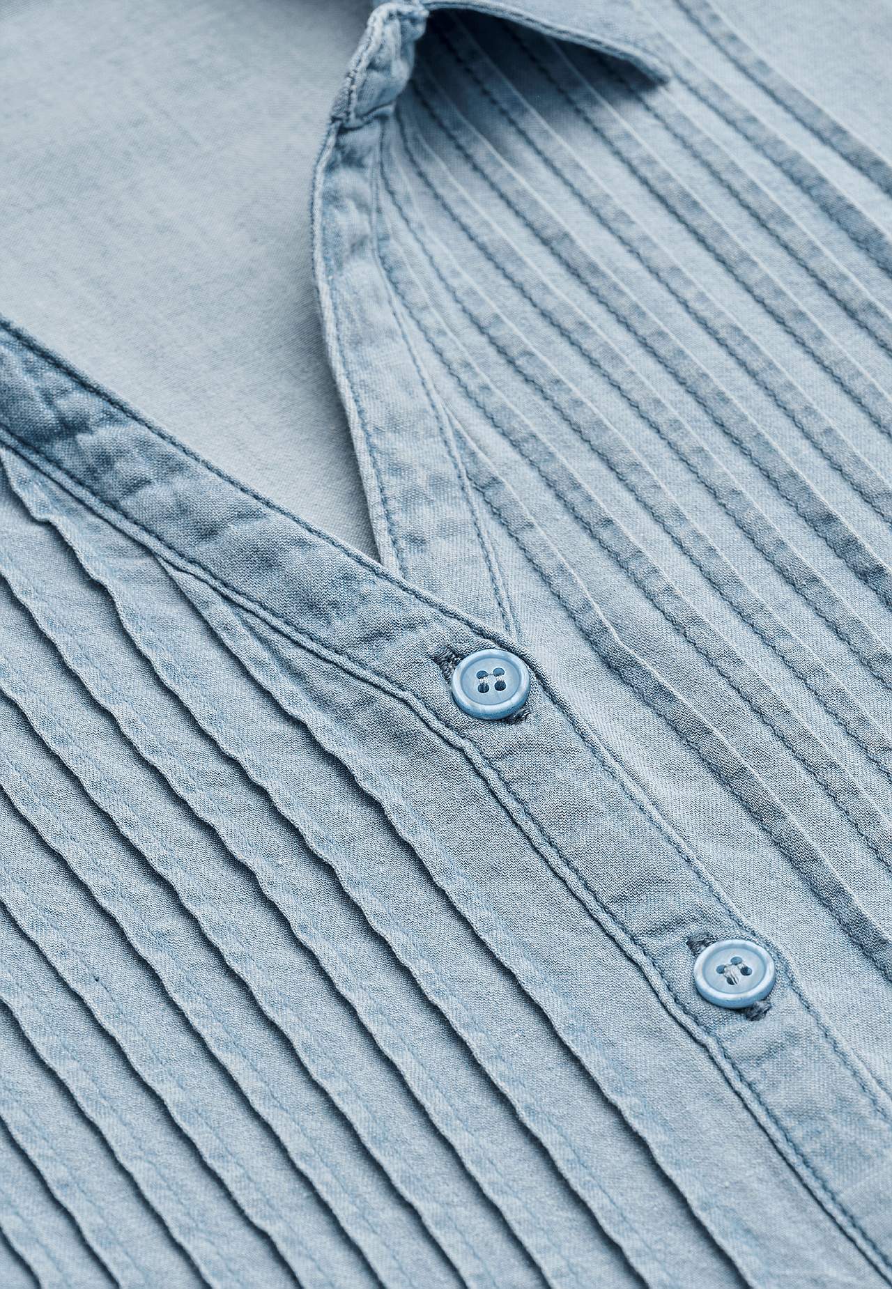 Denimblus med sydda veck