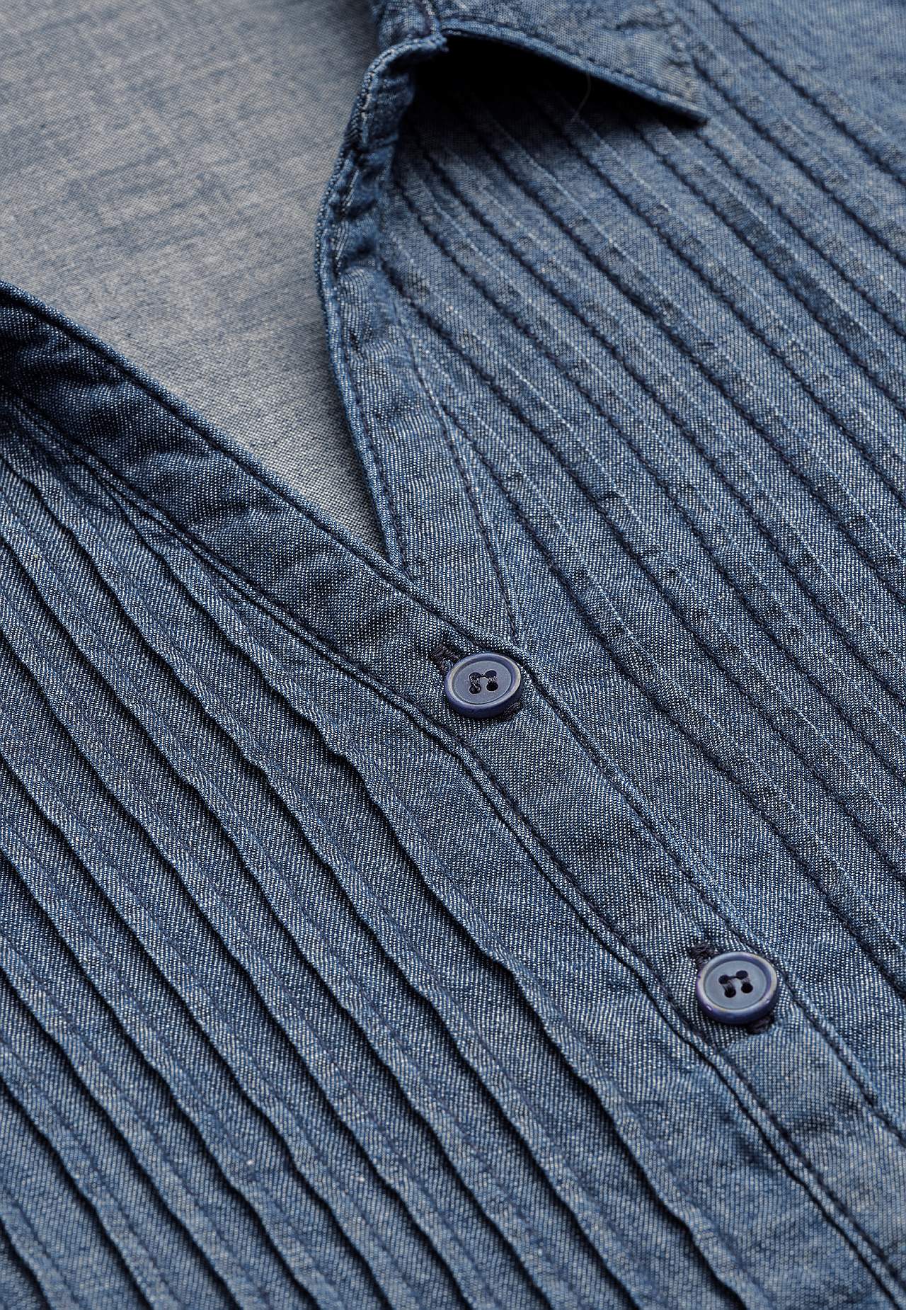Denimblus med sydda veck