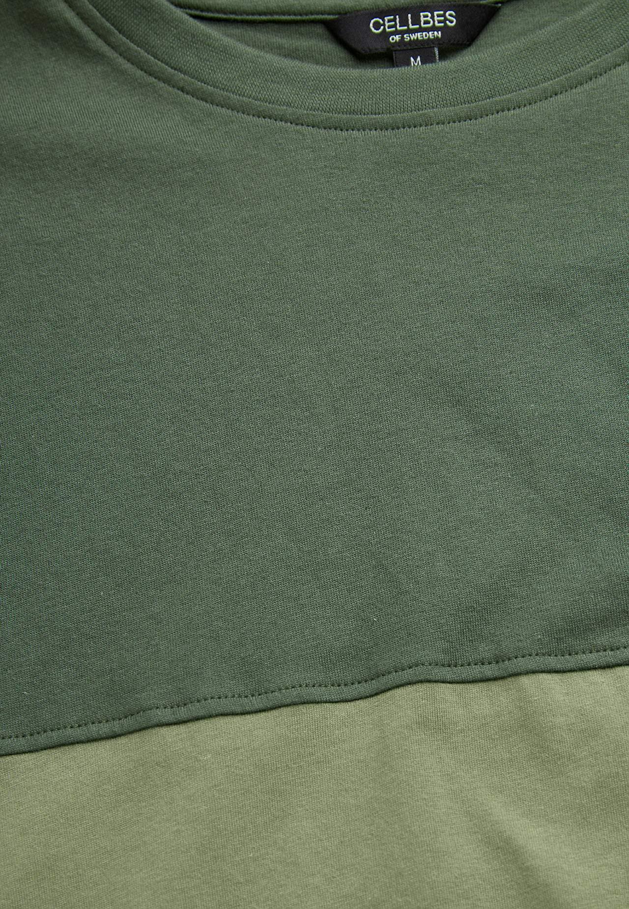T-shirt med en bred rand