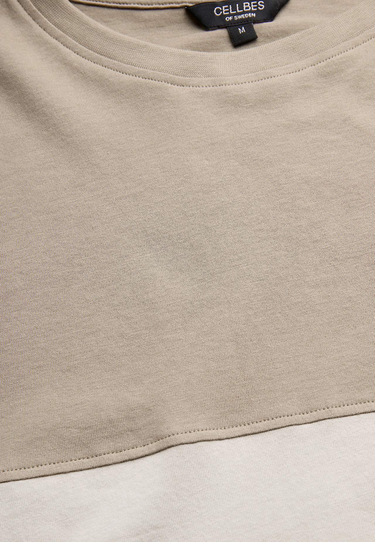 T-shirt med en bred rand