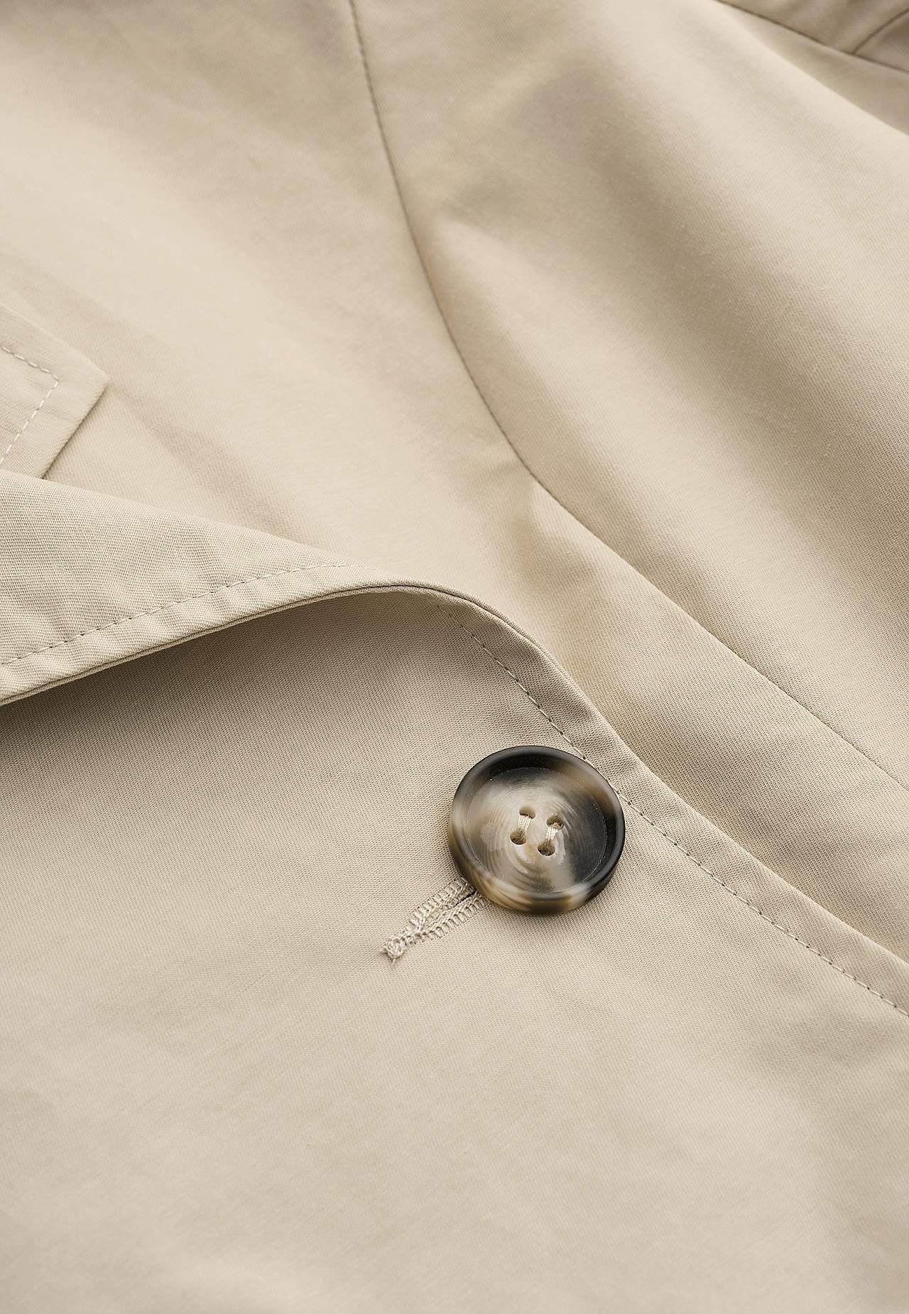 Dubbelknäppt, kort trenchcoat