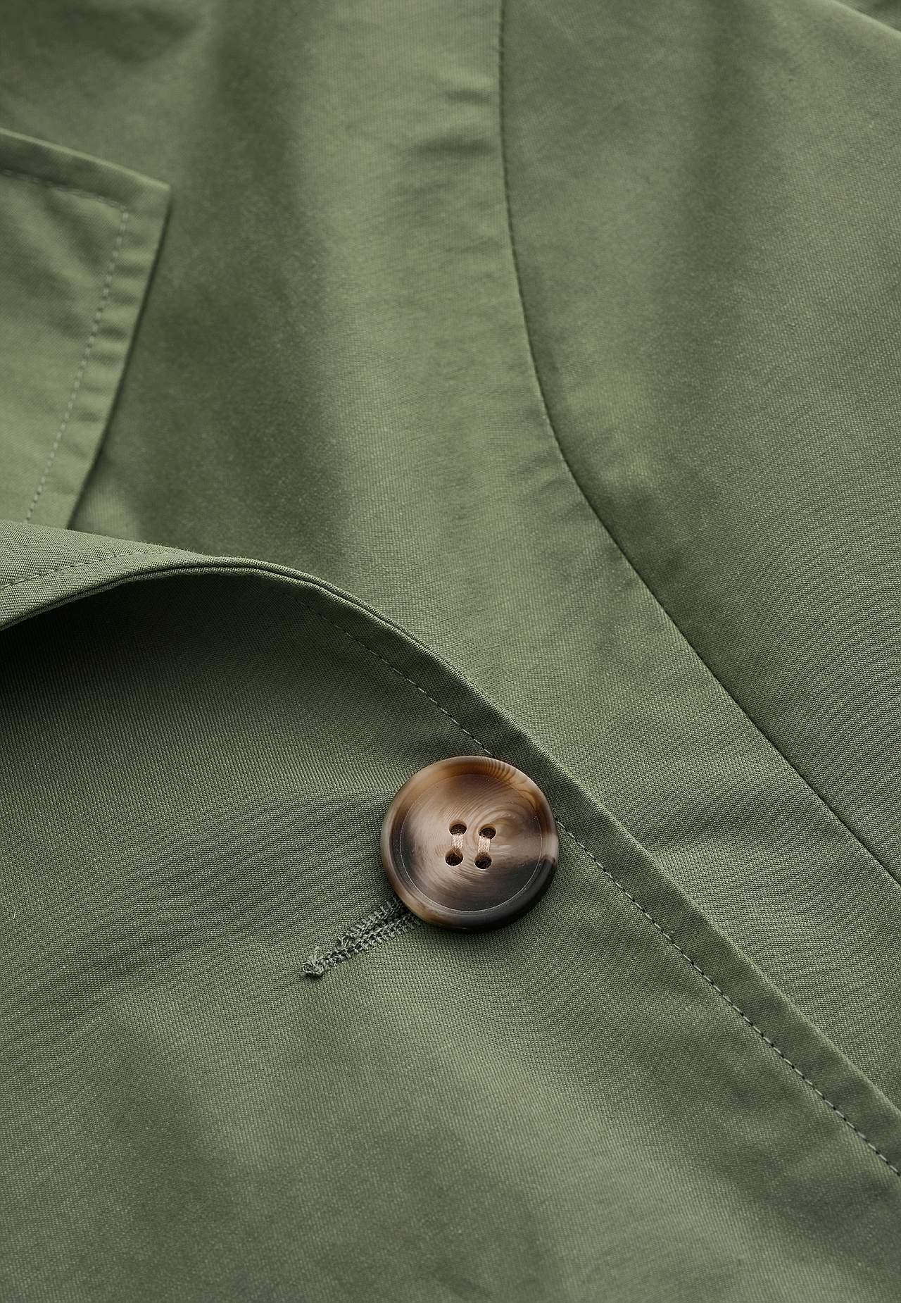 Dubbelknäppt, kort trenchcoat