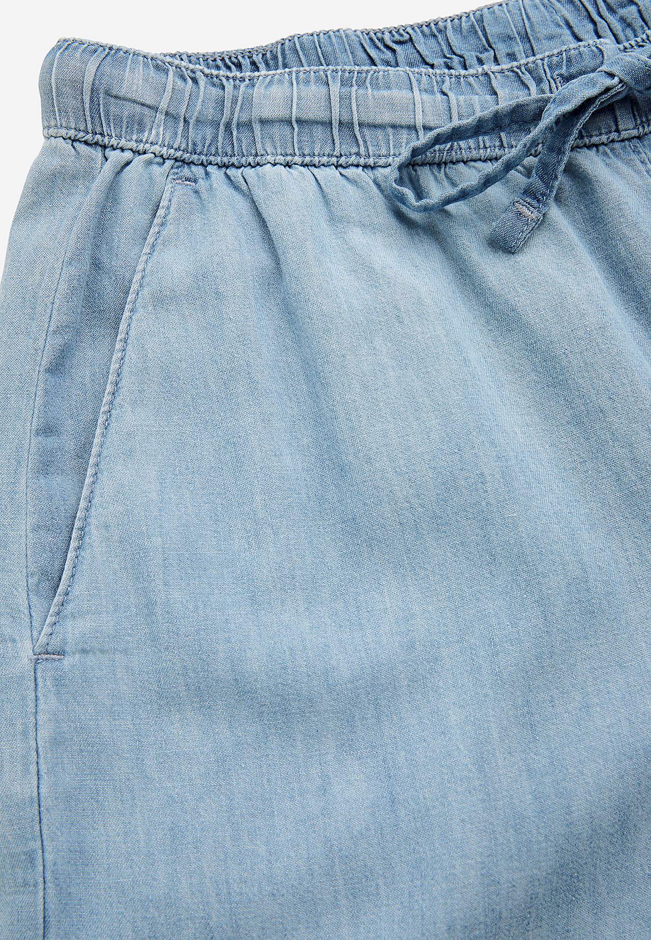 Byxa i denim med vida ben