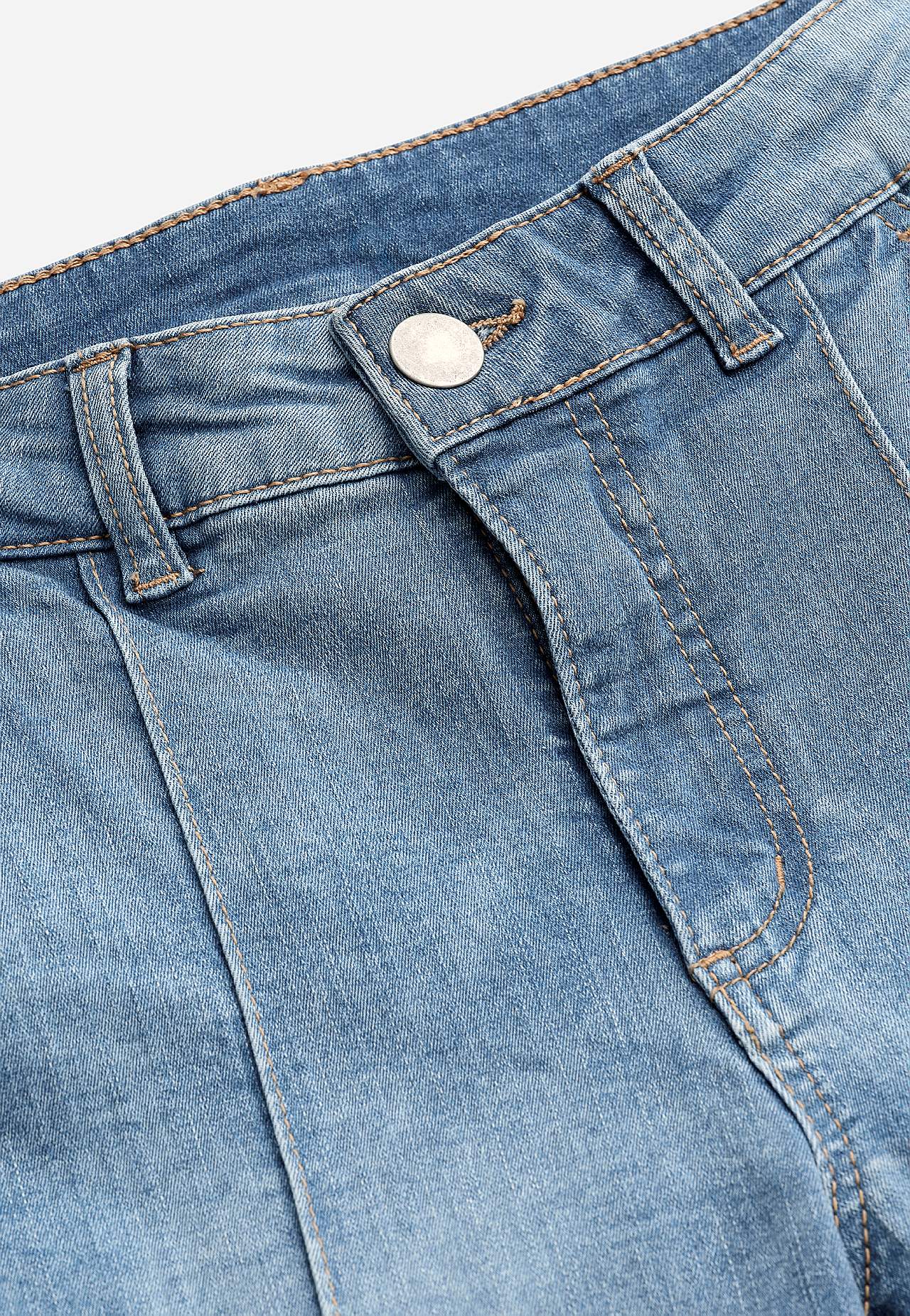 Stretchiga caprijeans med sytt pressveck