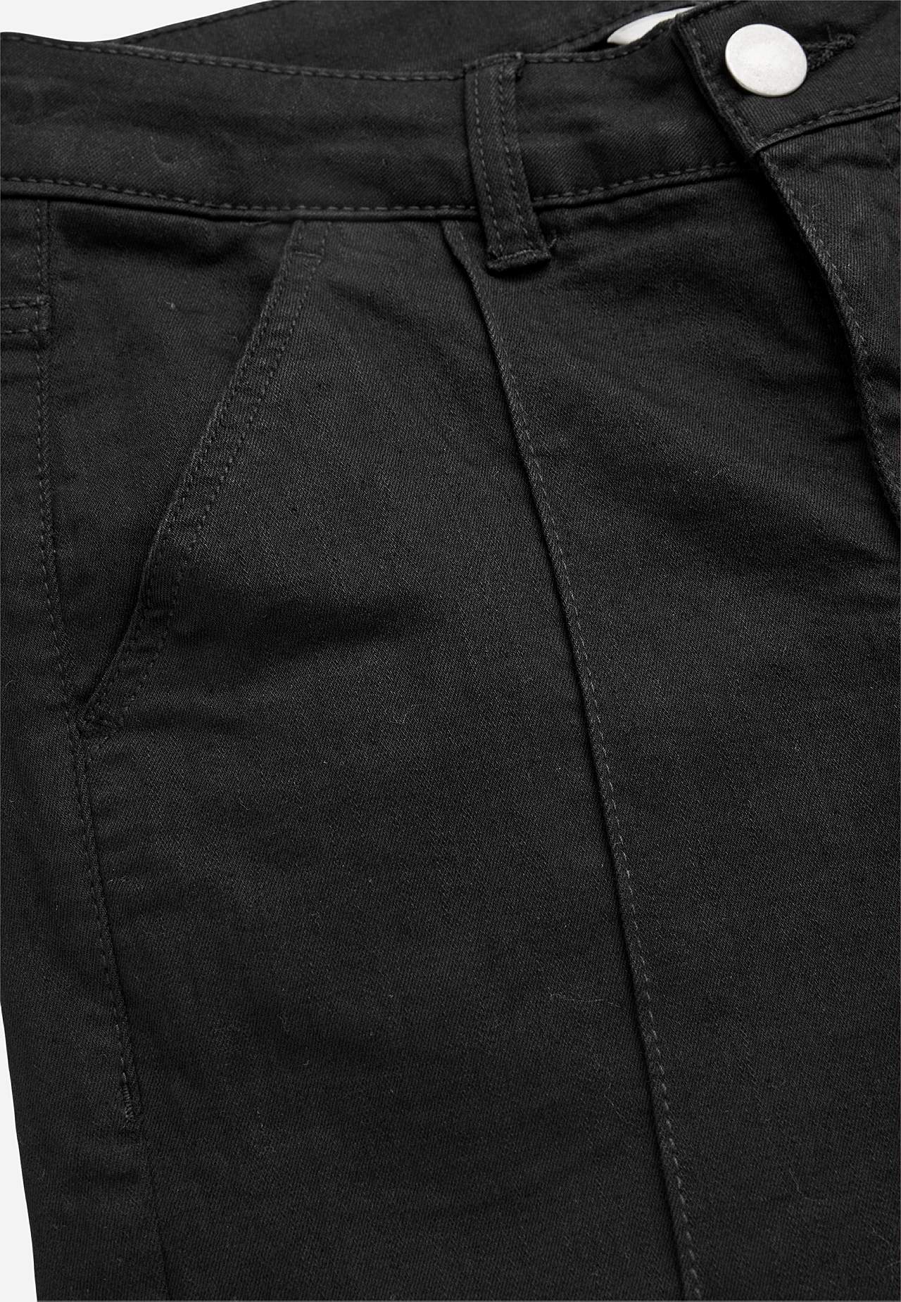 Stretchiga caprijeans med sytt pressveck