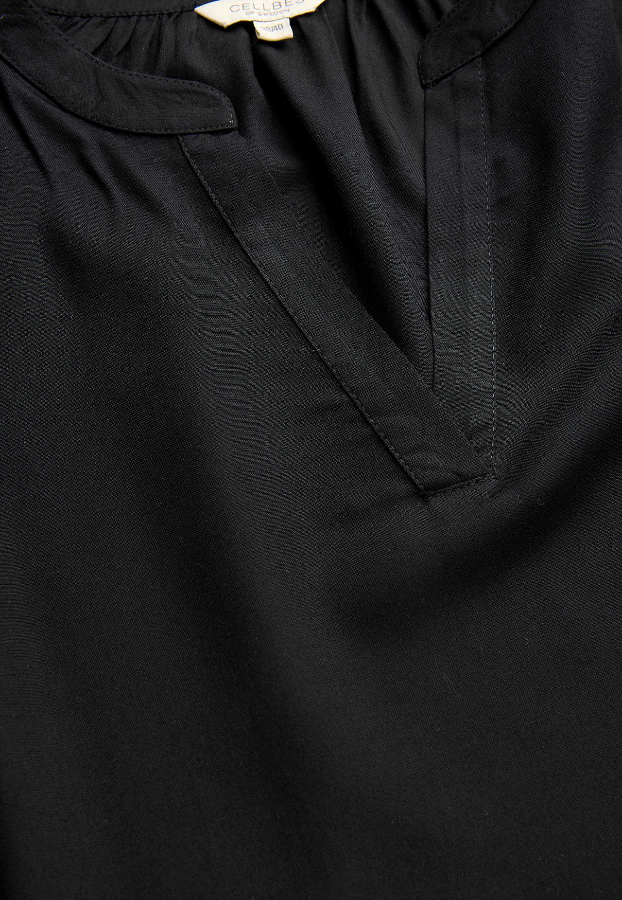 Klänning med brodyr