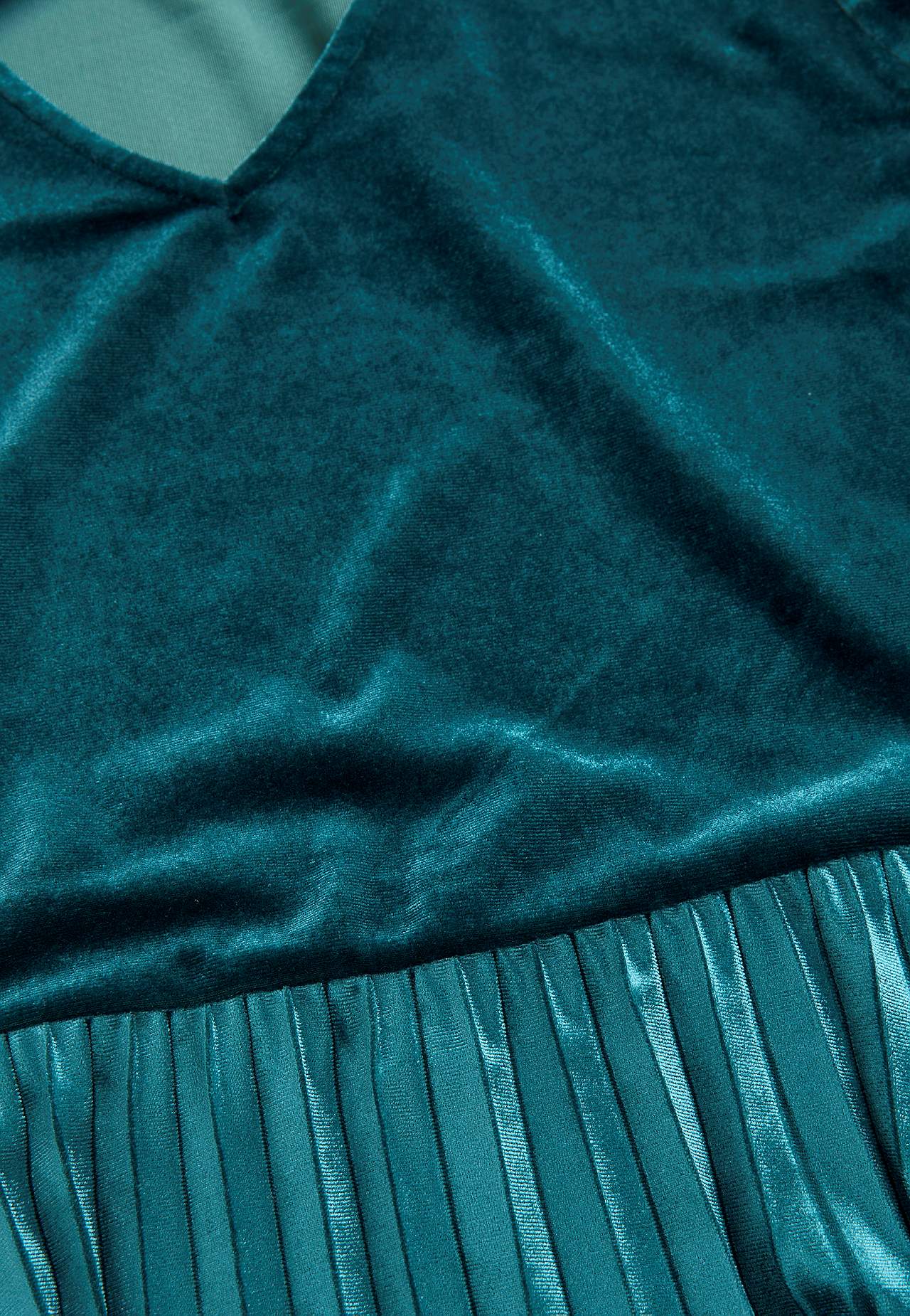 Plisserad sammetsklänning med trekvartsärm