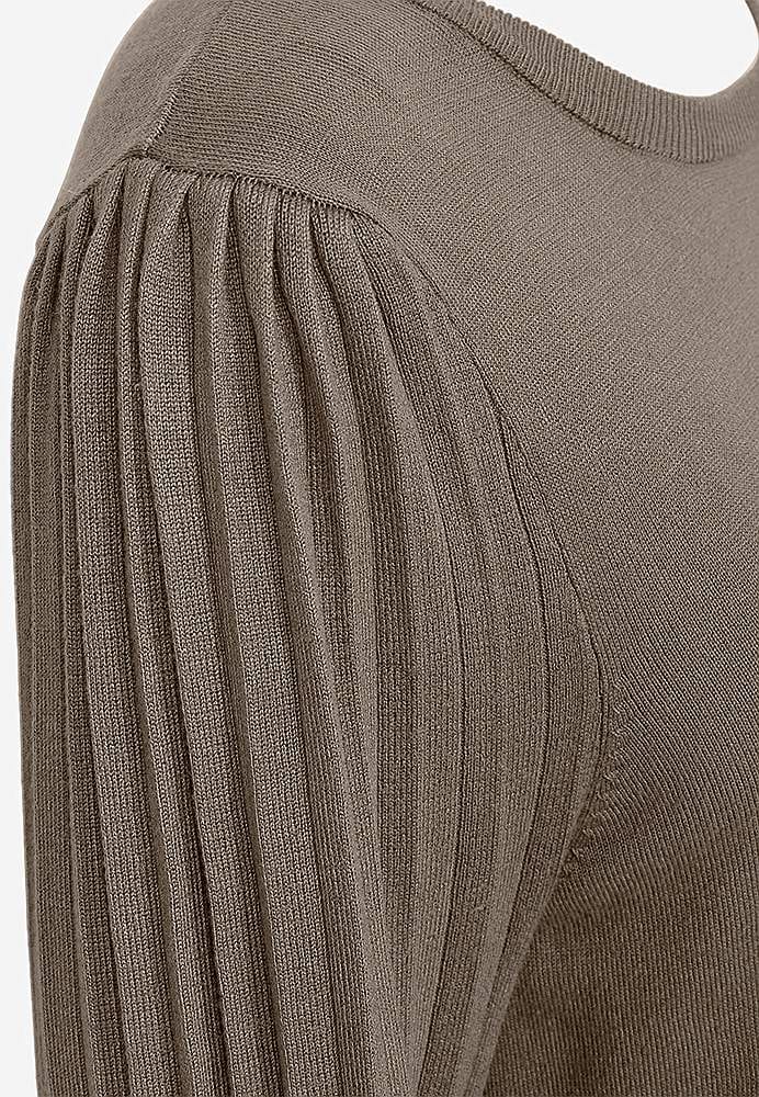 Finstickad klänning med plisserade ärmar