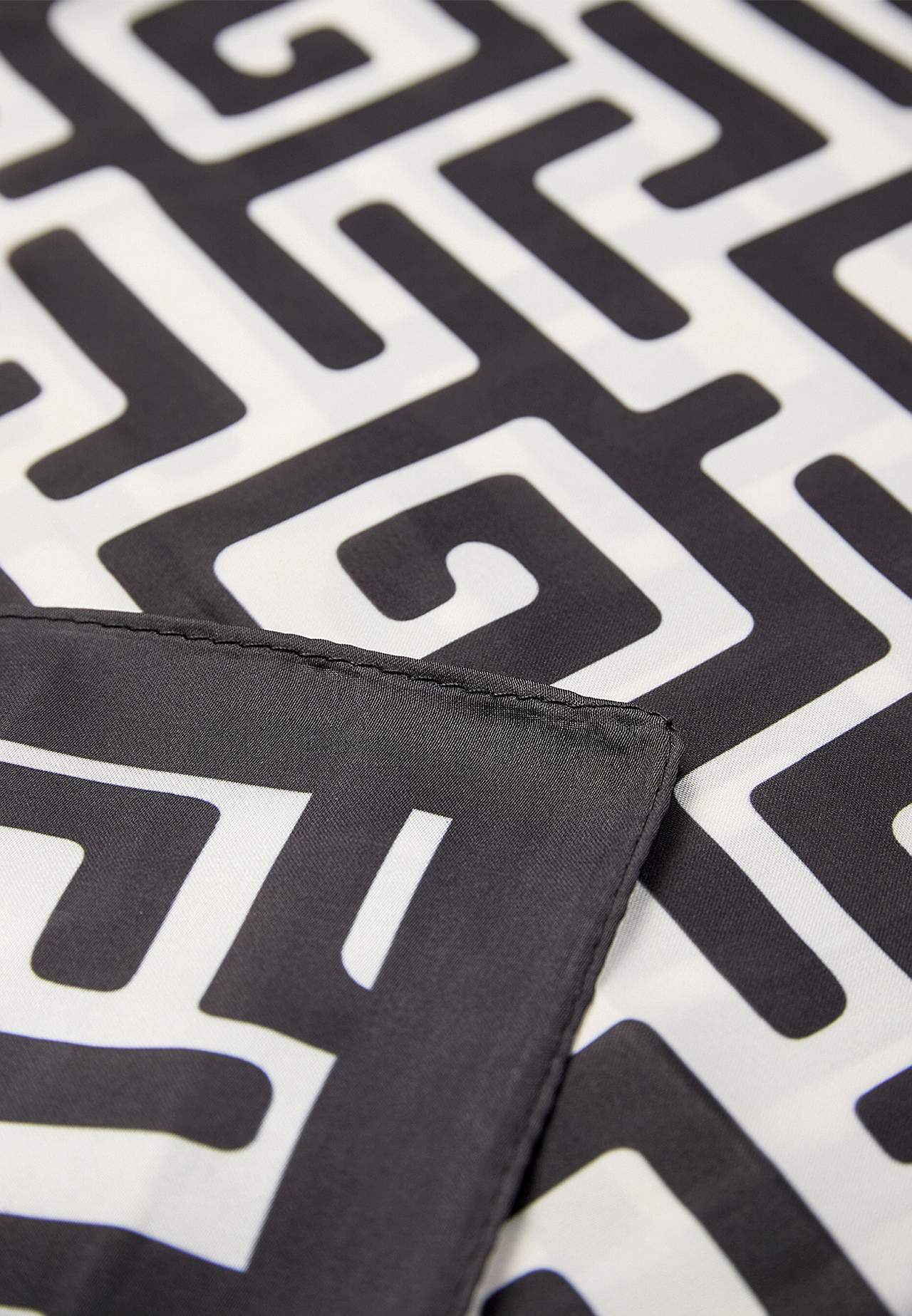 Scarf i mönstrad satäng