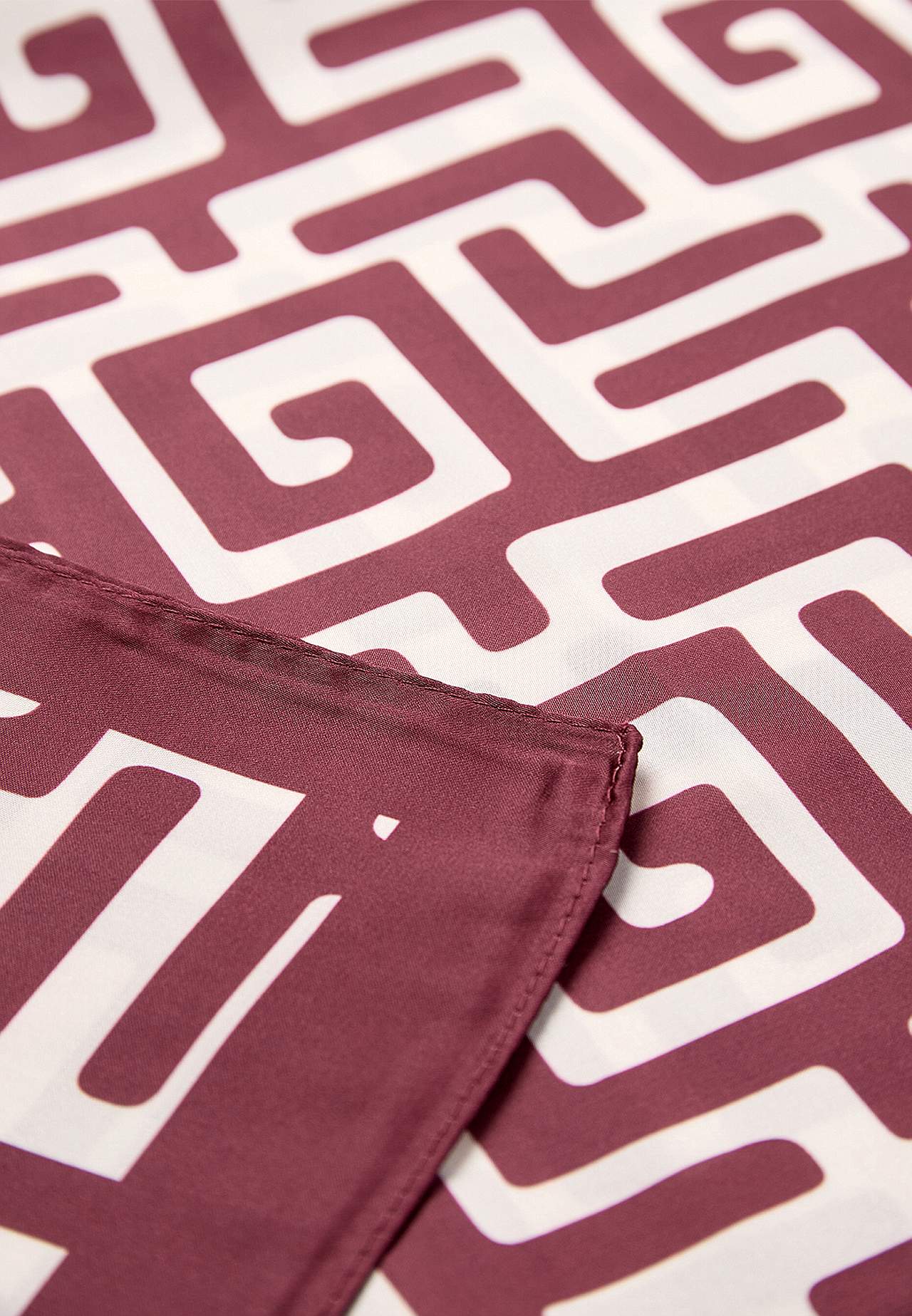 Scarf i mönstrad satäng