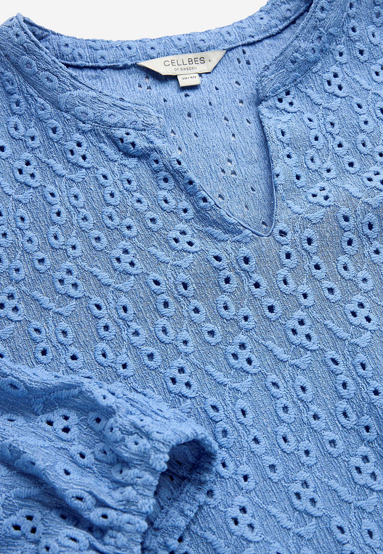 Trikåtopp med broderat hålmönster