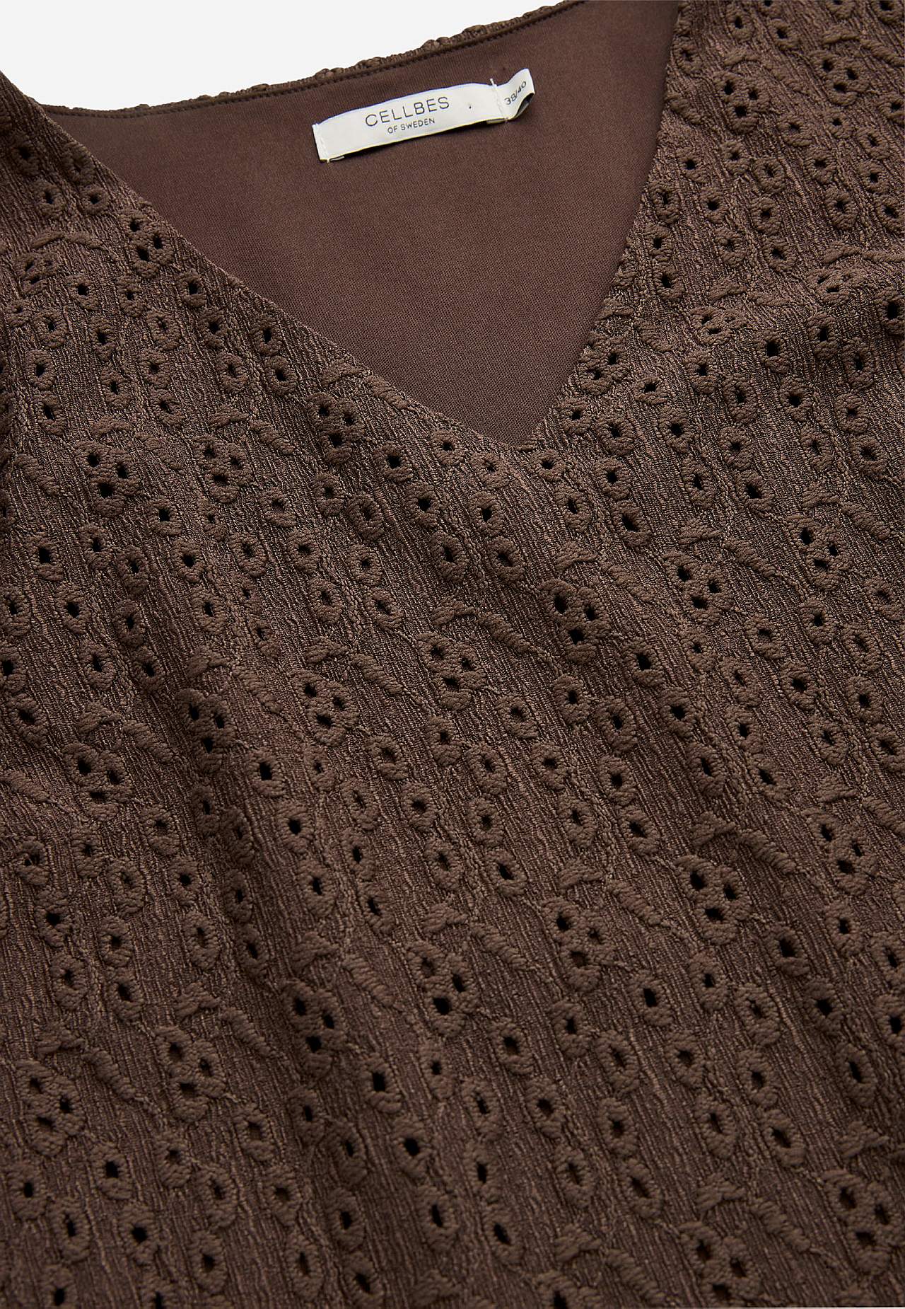 Trikåklänning med broderat hålmönster