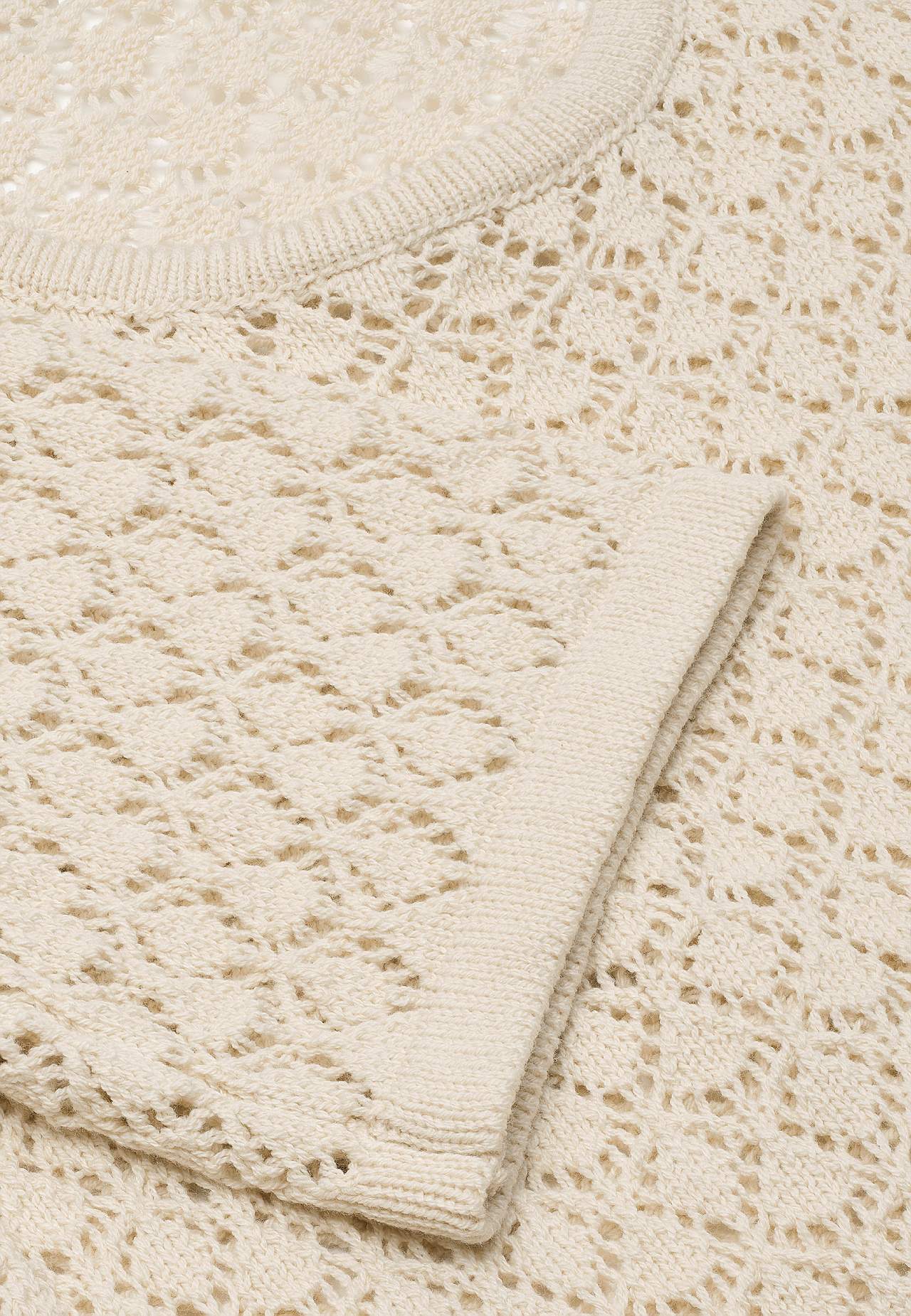 Stickad tröja med hålmönster