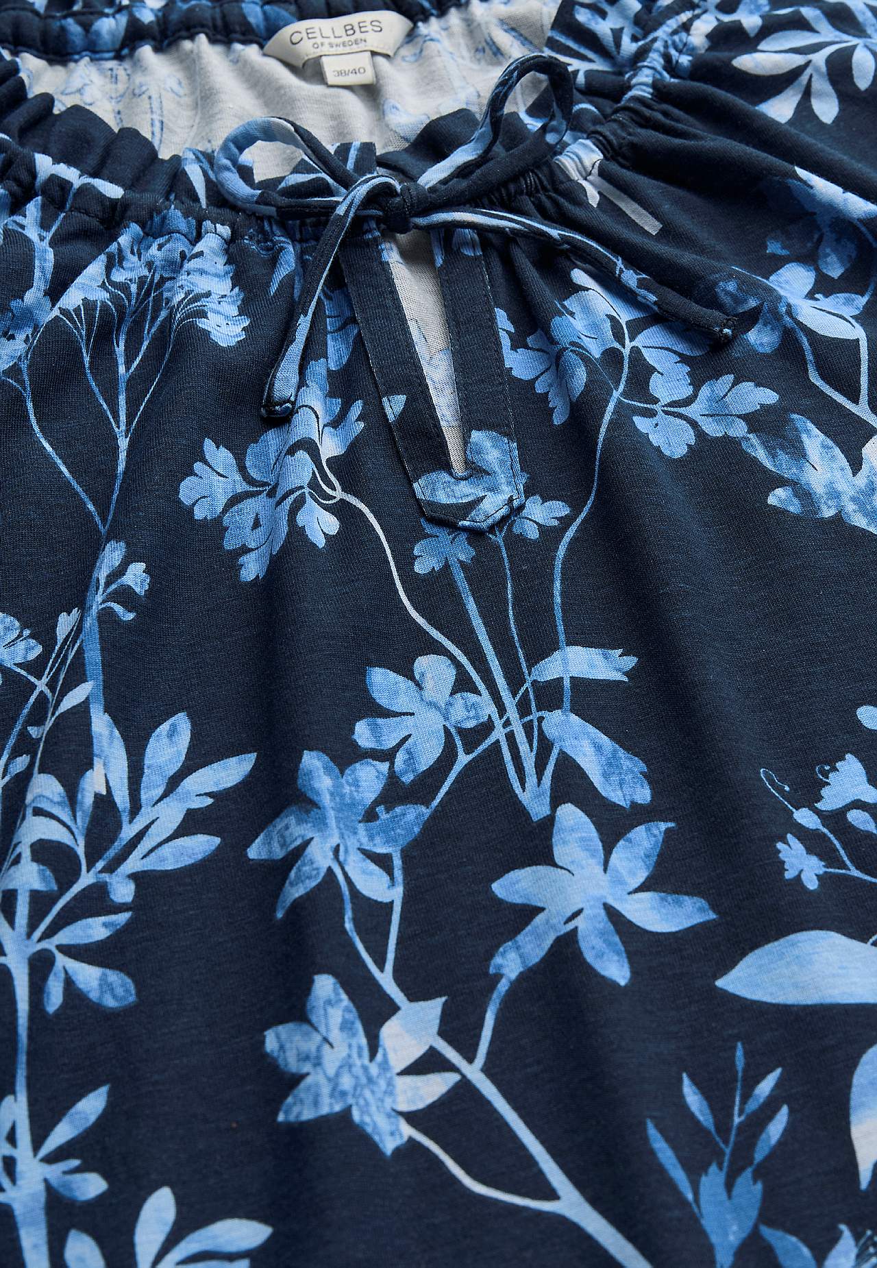 Mönstrad trikåtopp med volangkant