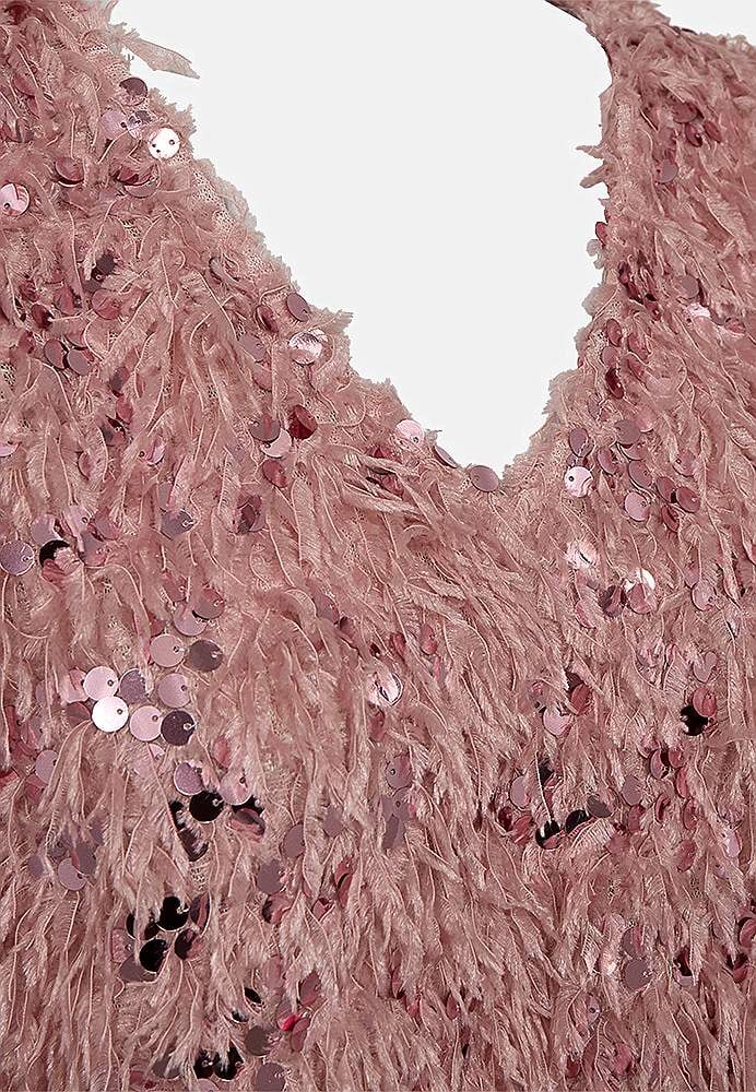 Festtopp med fjäderliknande material och paljetter