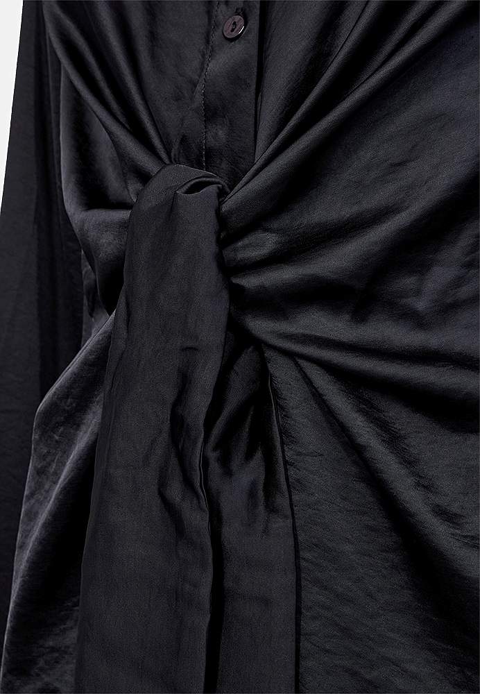 Satinklänning med knytdetalj