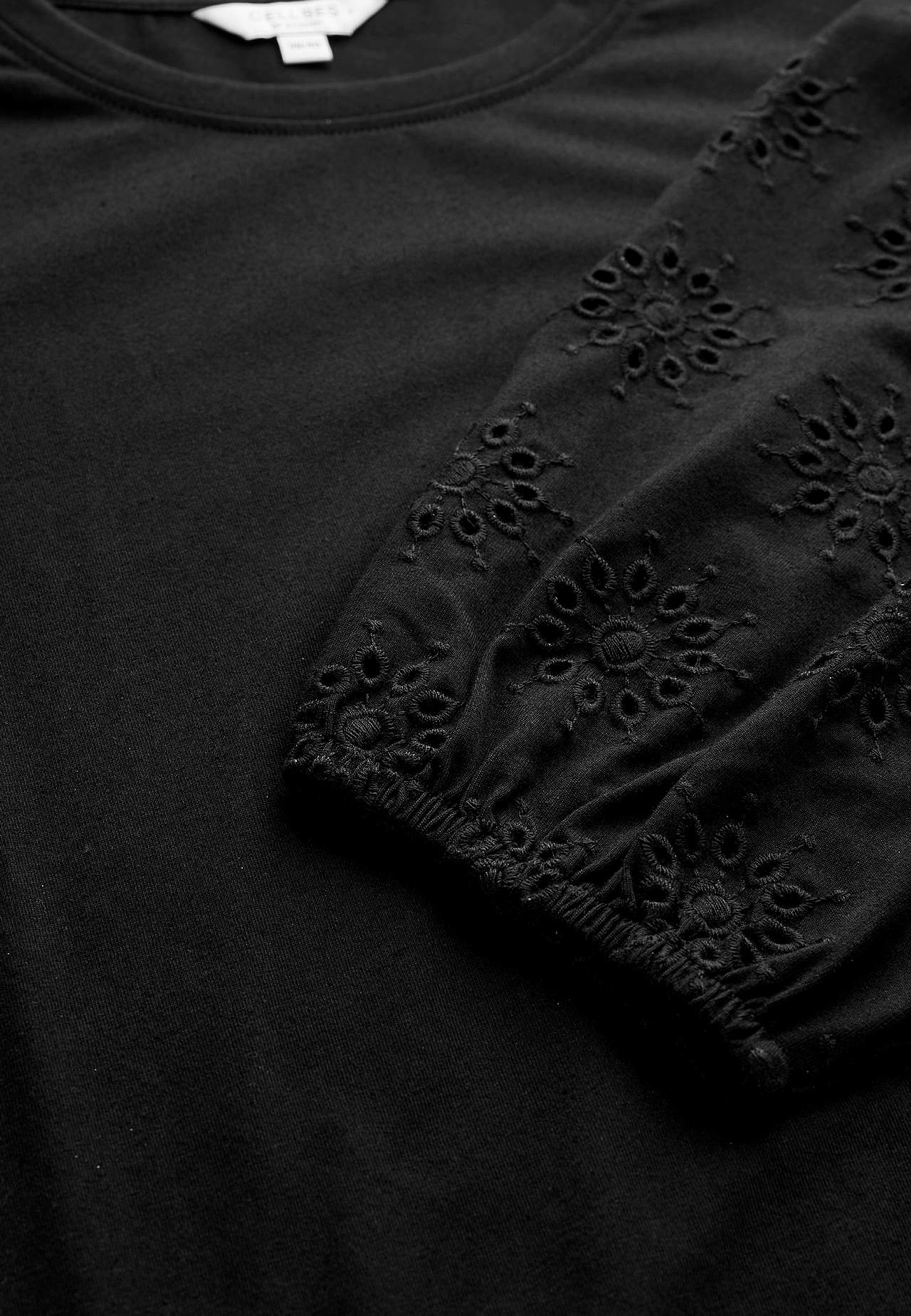 Trikåtunika med broderade ärmar