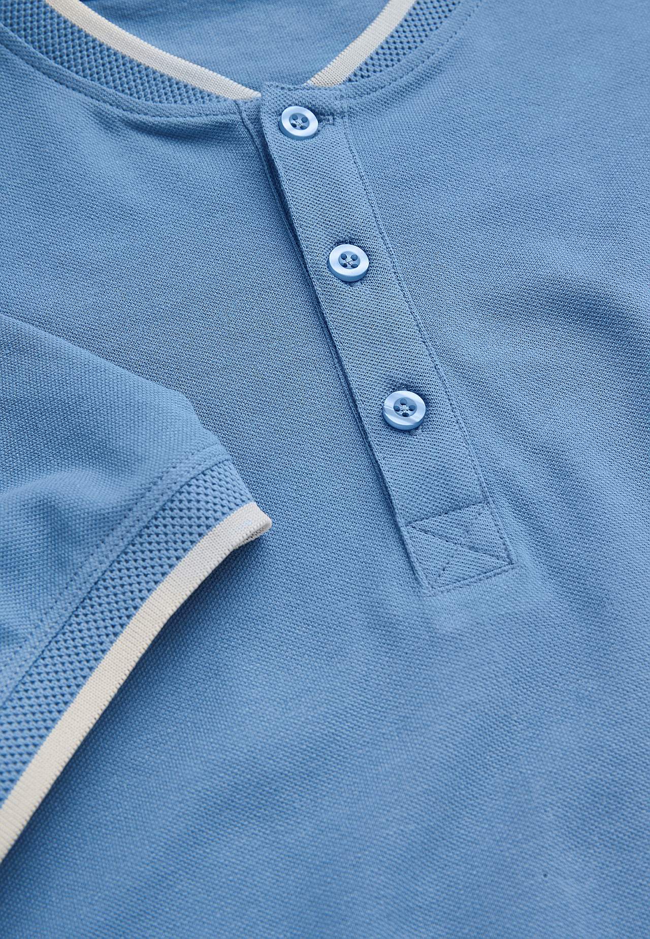 T-shirt med knappslå